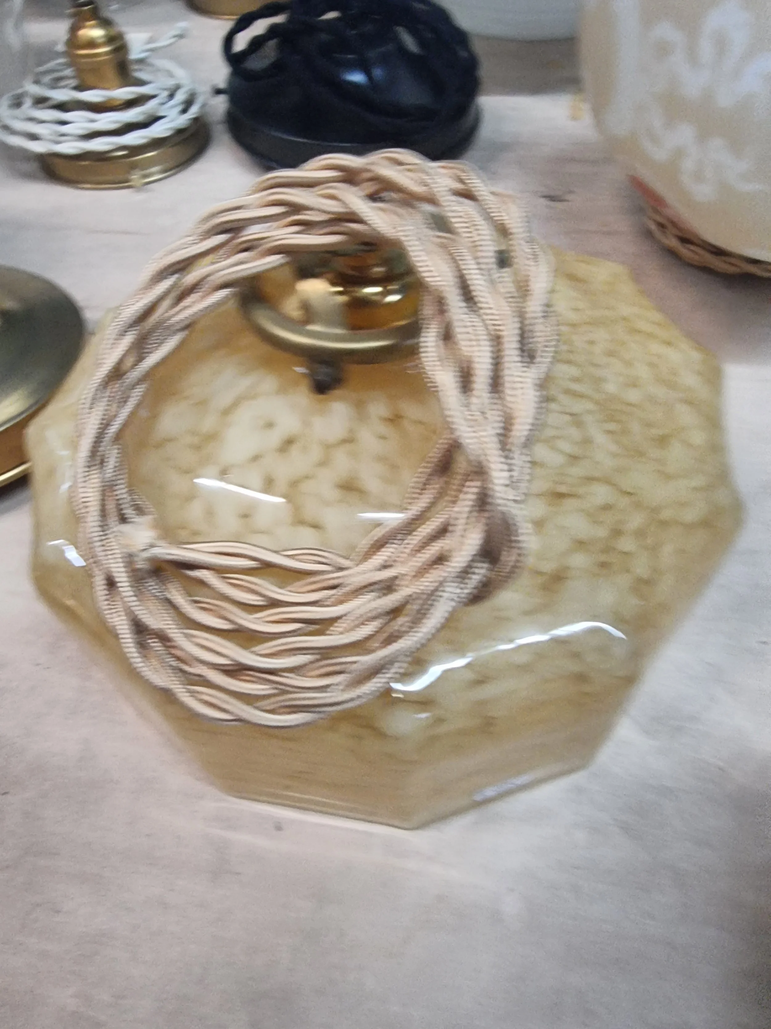 Suspension en verre de Clichy couleur abricot antique L 3204