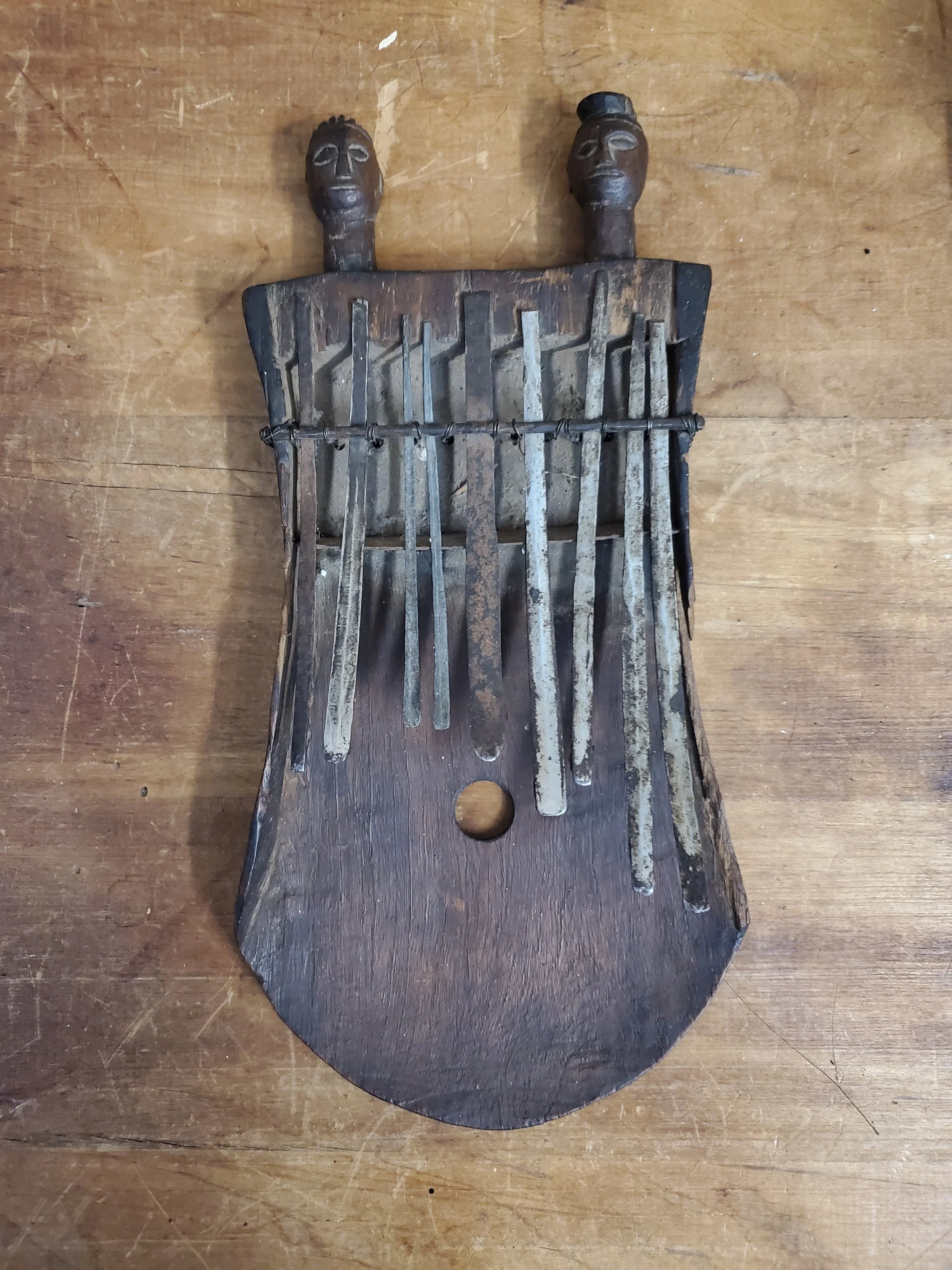 Instrument de musique Tabwa sanza art africain antique AC 6110