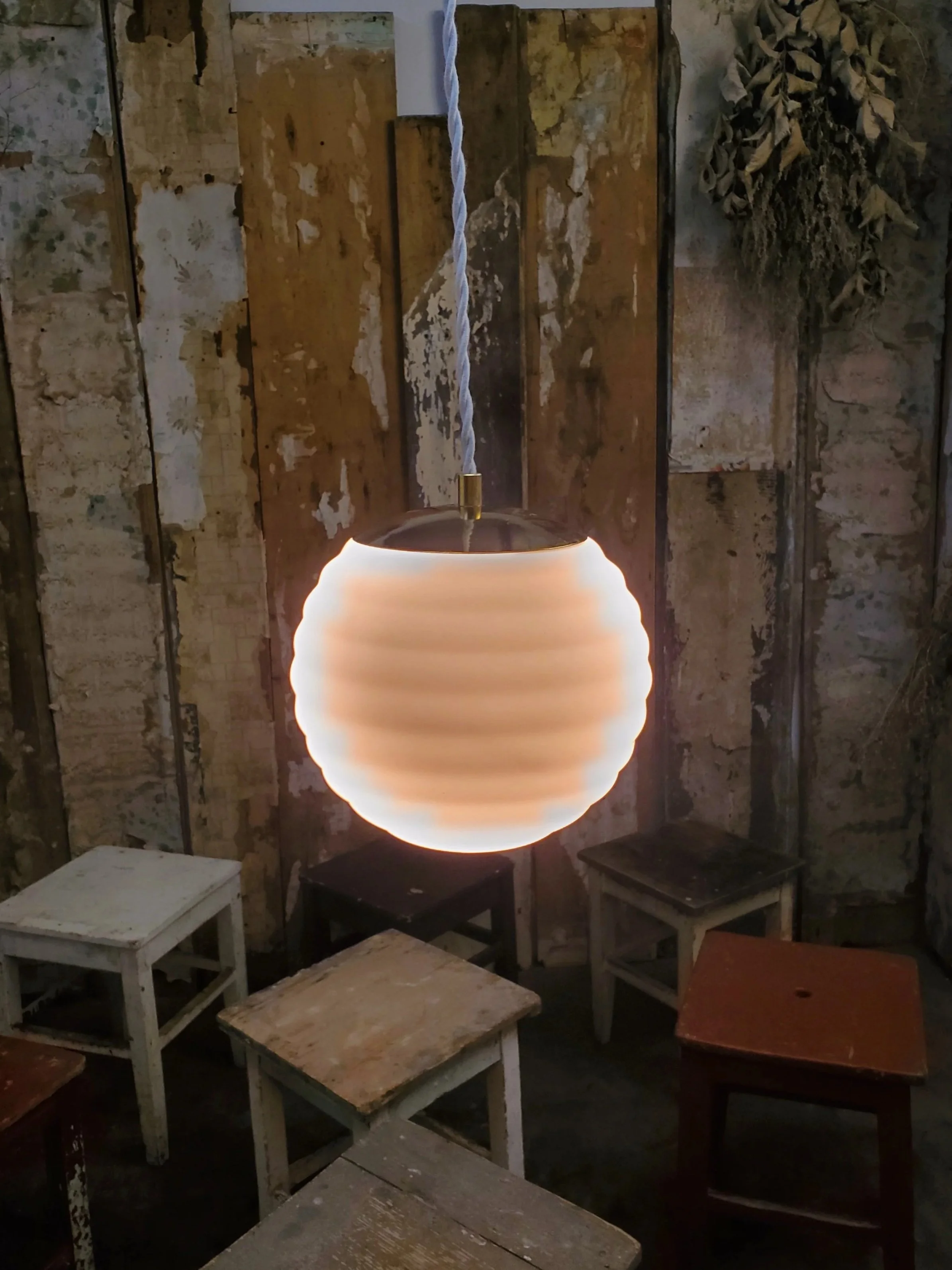 Suspension en verre opaline mat vintage L 3174