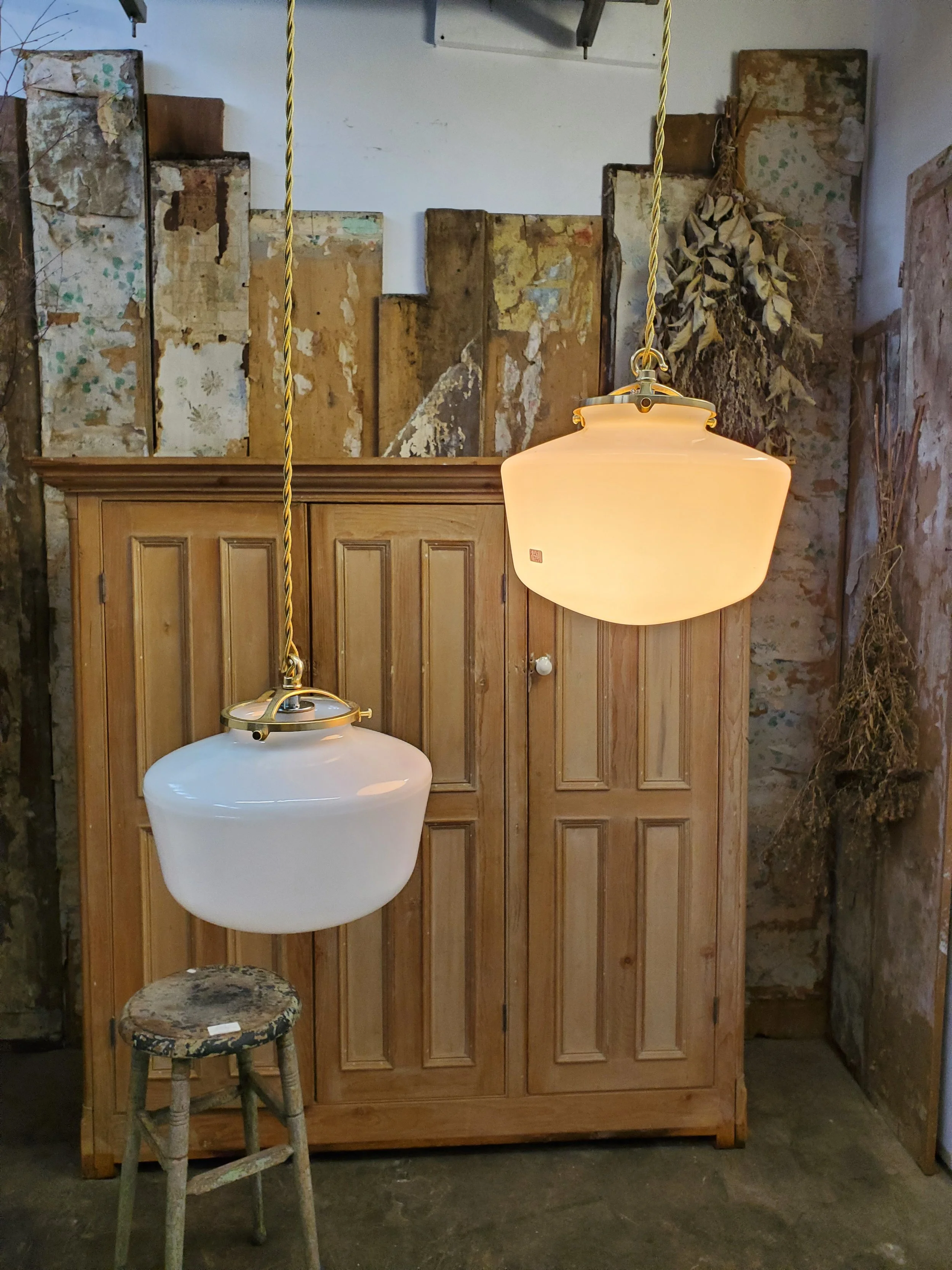 Suspension en verre opaline antique L 3248