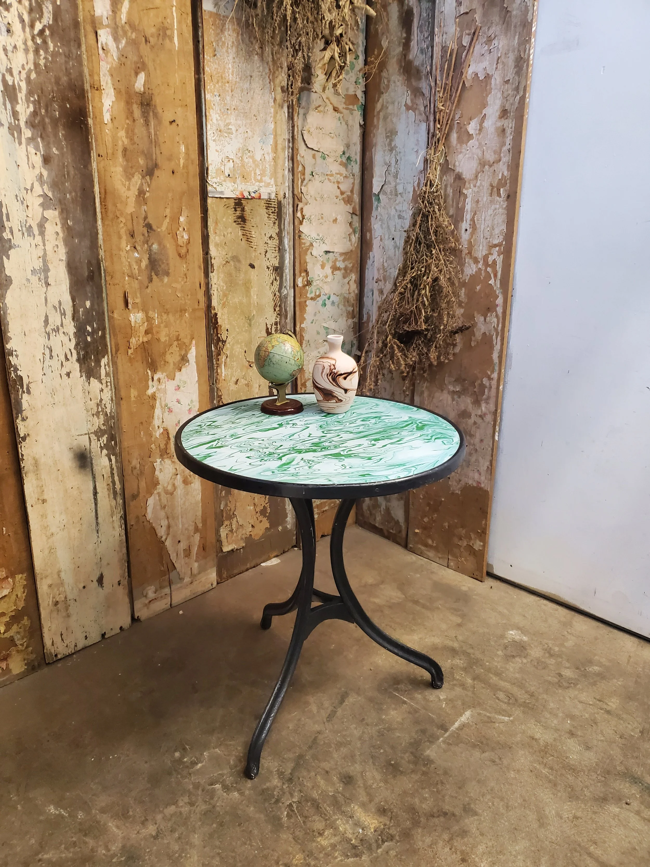 Table bistro base en fonte & plateau porcelaine vert antique M 1800