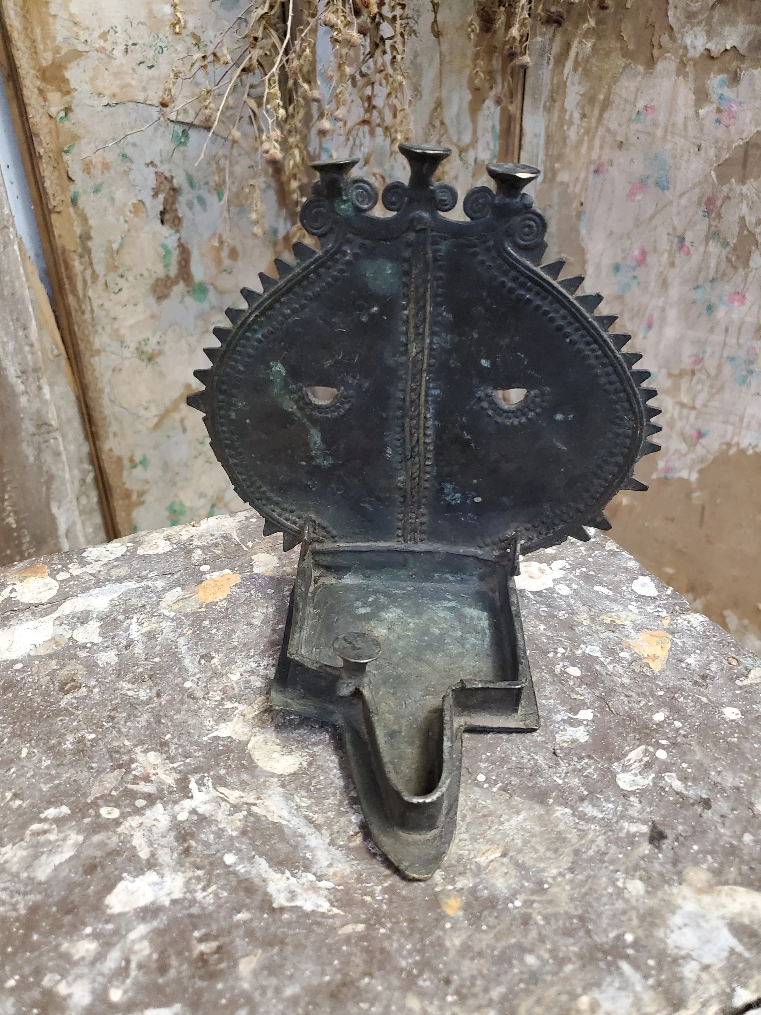 Lampe à huile rituelle en bronze Diya antique AC 6323