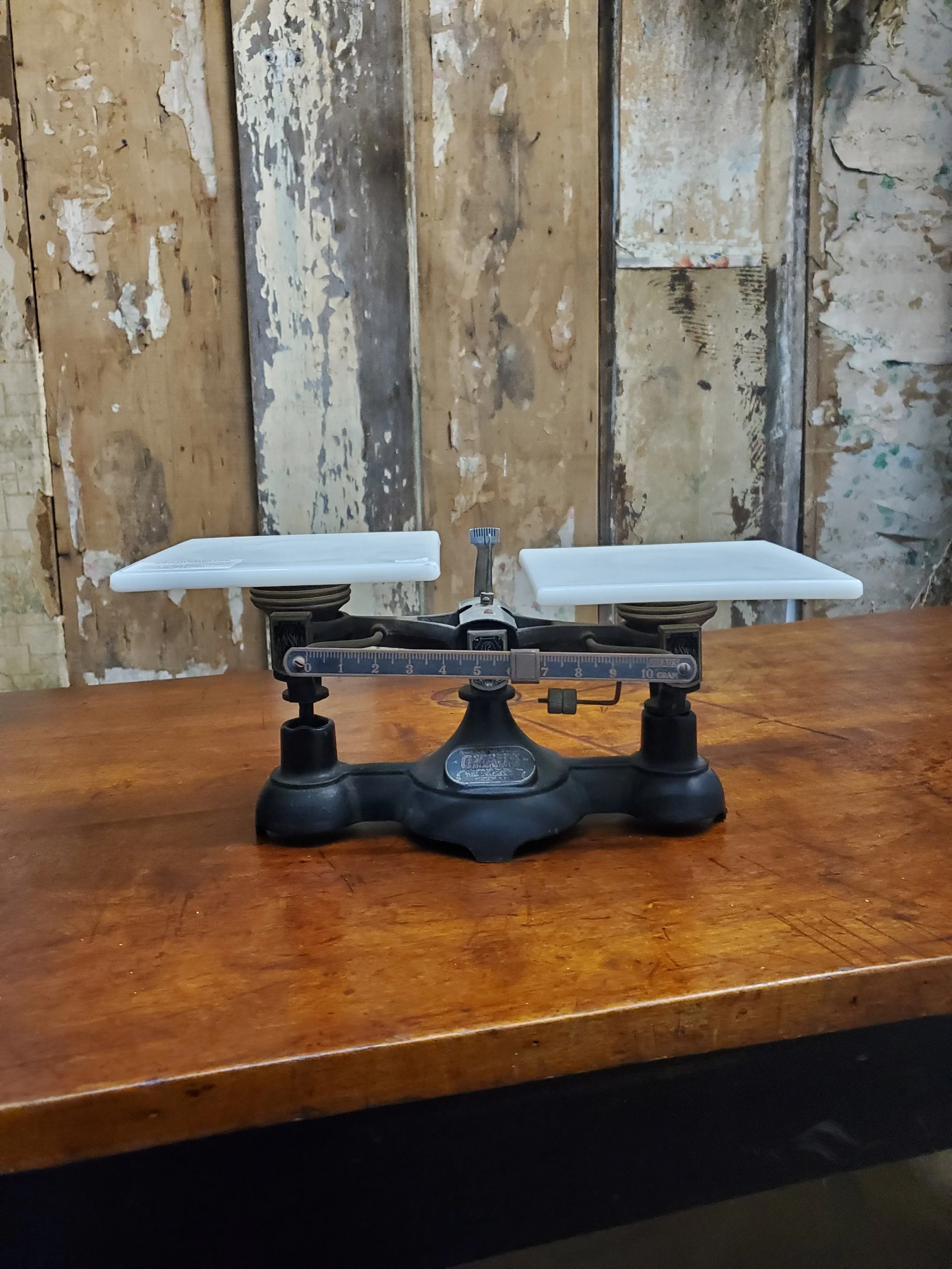 Balance de pesée en fonte OHAUS antique AC 5104