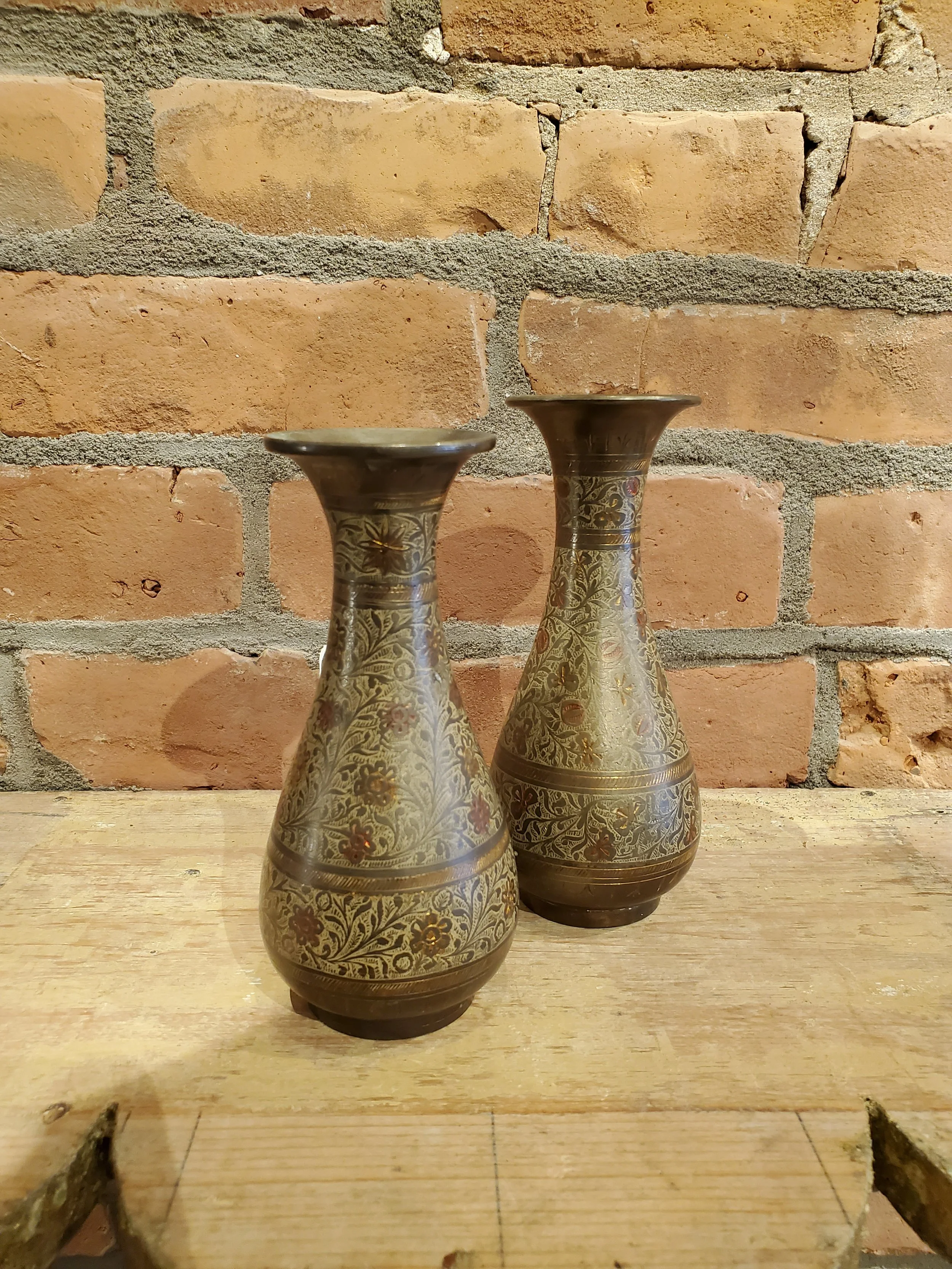 Vase décoratif indien en laiton gravé vintage AC 6159