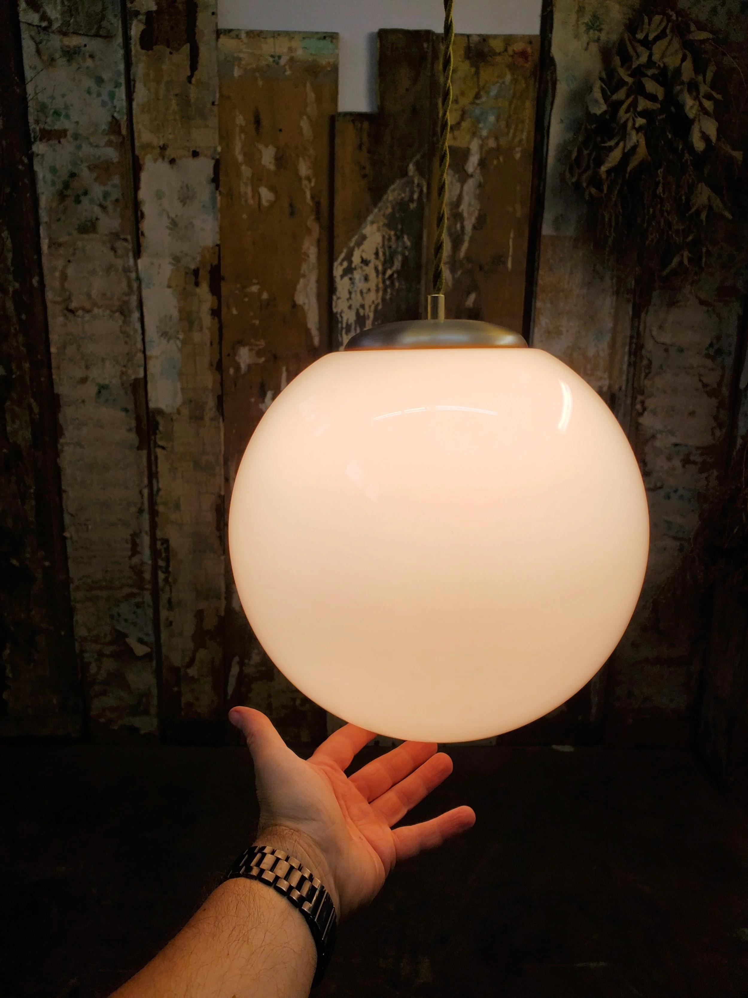 Suspension boule en verre opaline 12"Diam vintage L 3279