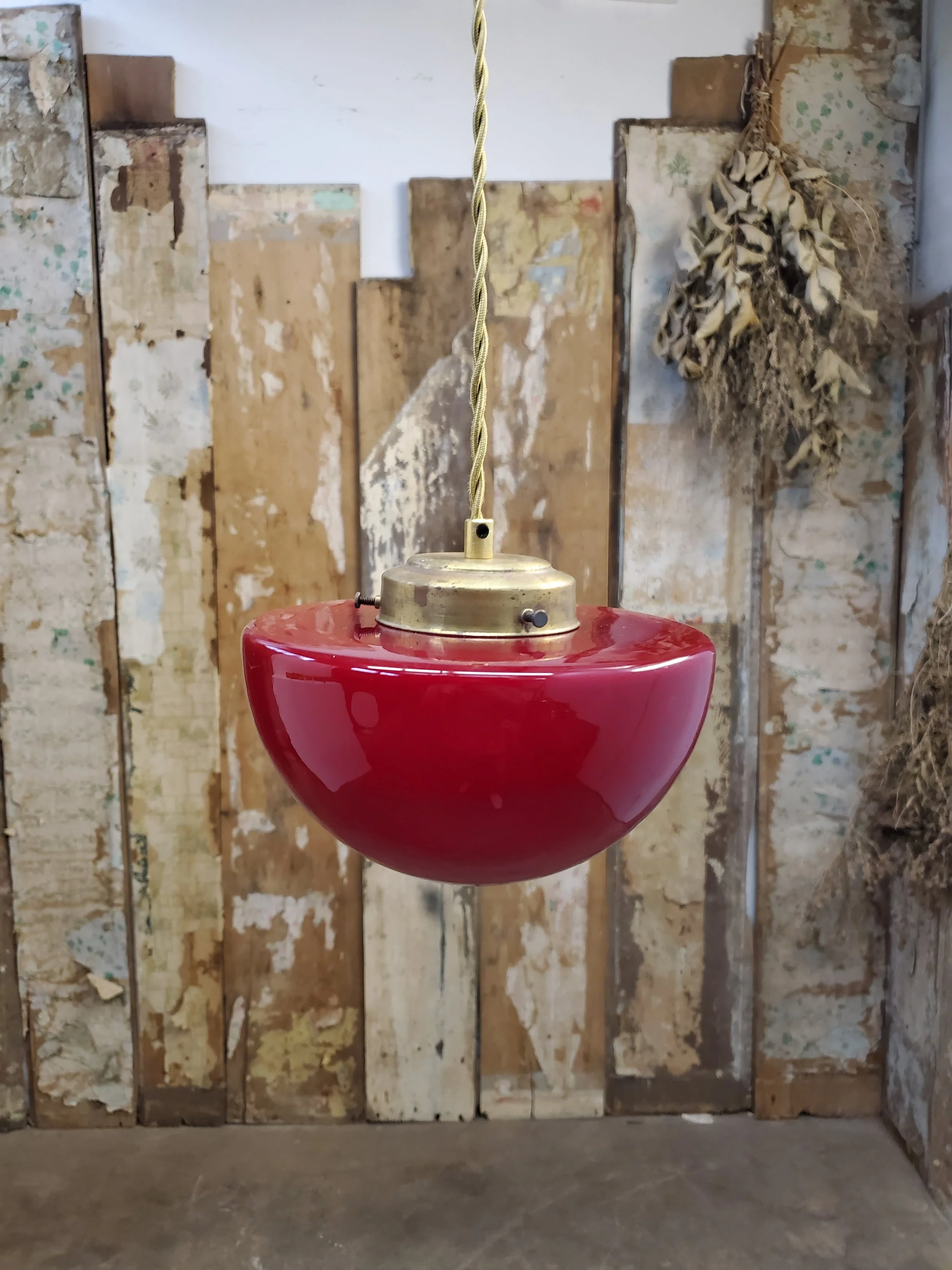 Suspension 1/2 sphère en verre opaline rubis antique L 3271