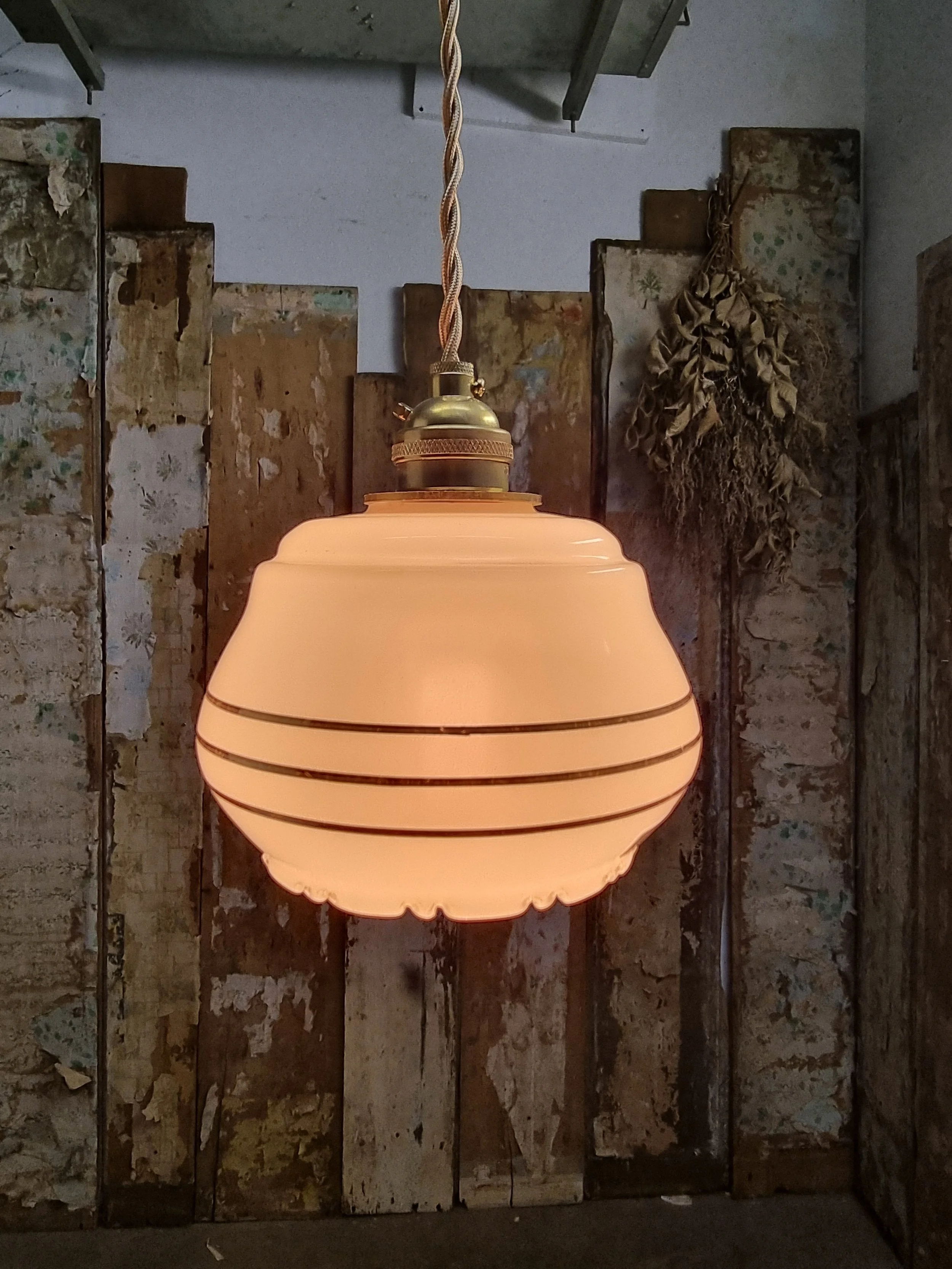 Suspension en verre jaune liseré or vintage L 3357