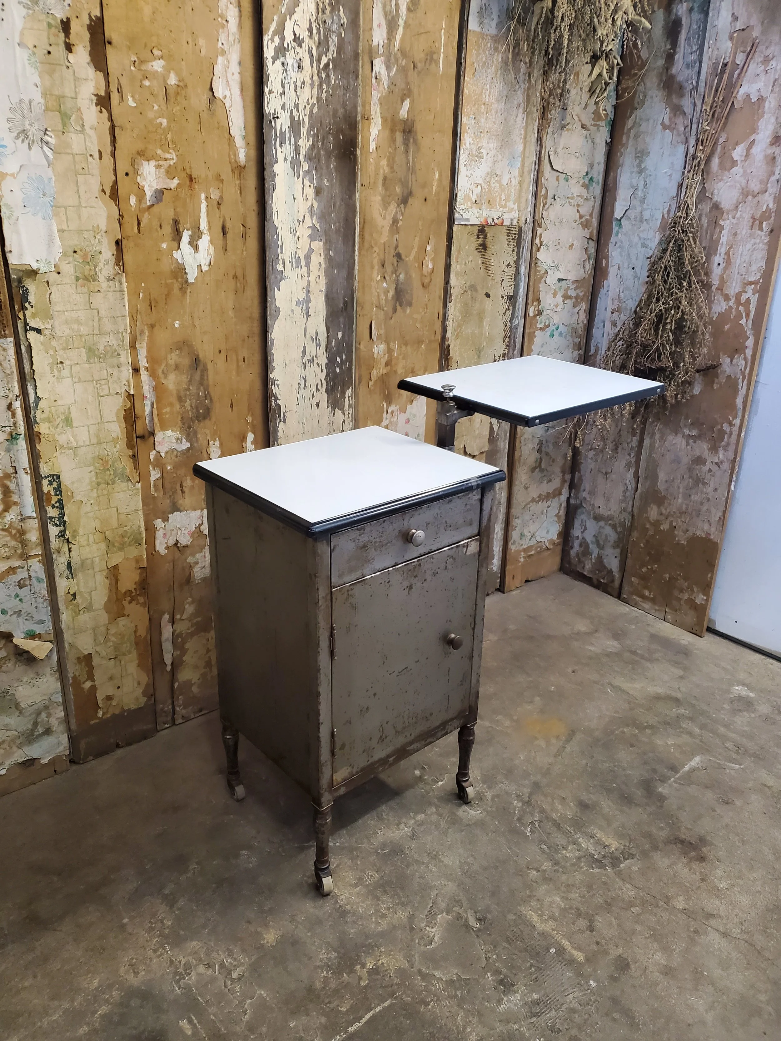 Chevet d'hôpital en métal SIMMONS antique M 1720