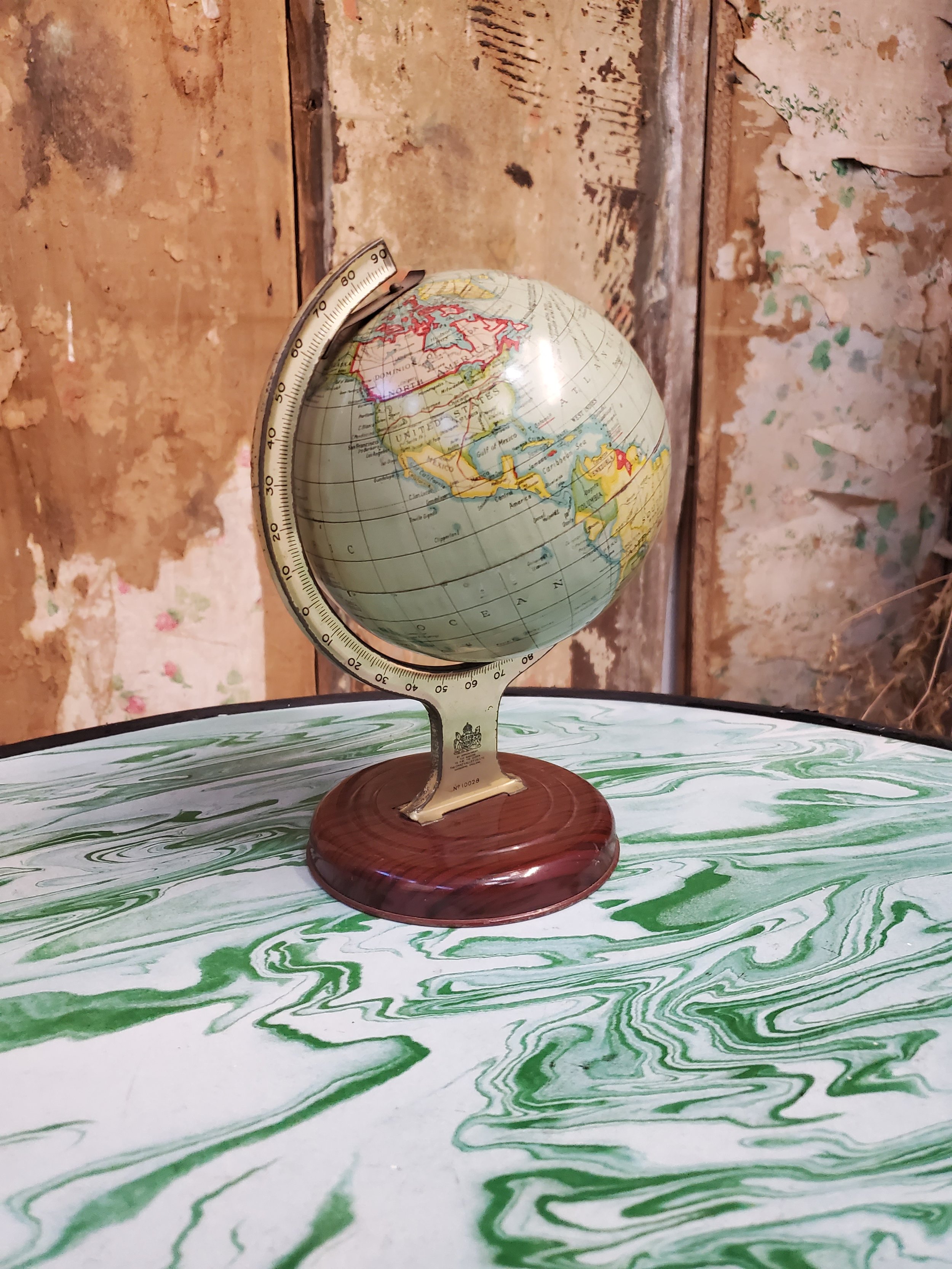 Globe terrestre en métal THE CHAD VALLEY antique AC 6382