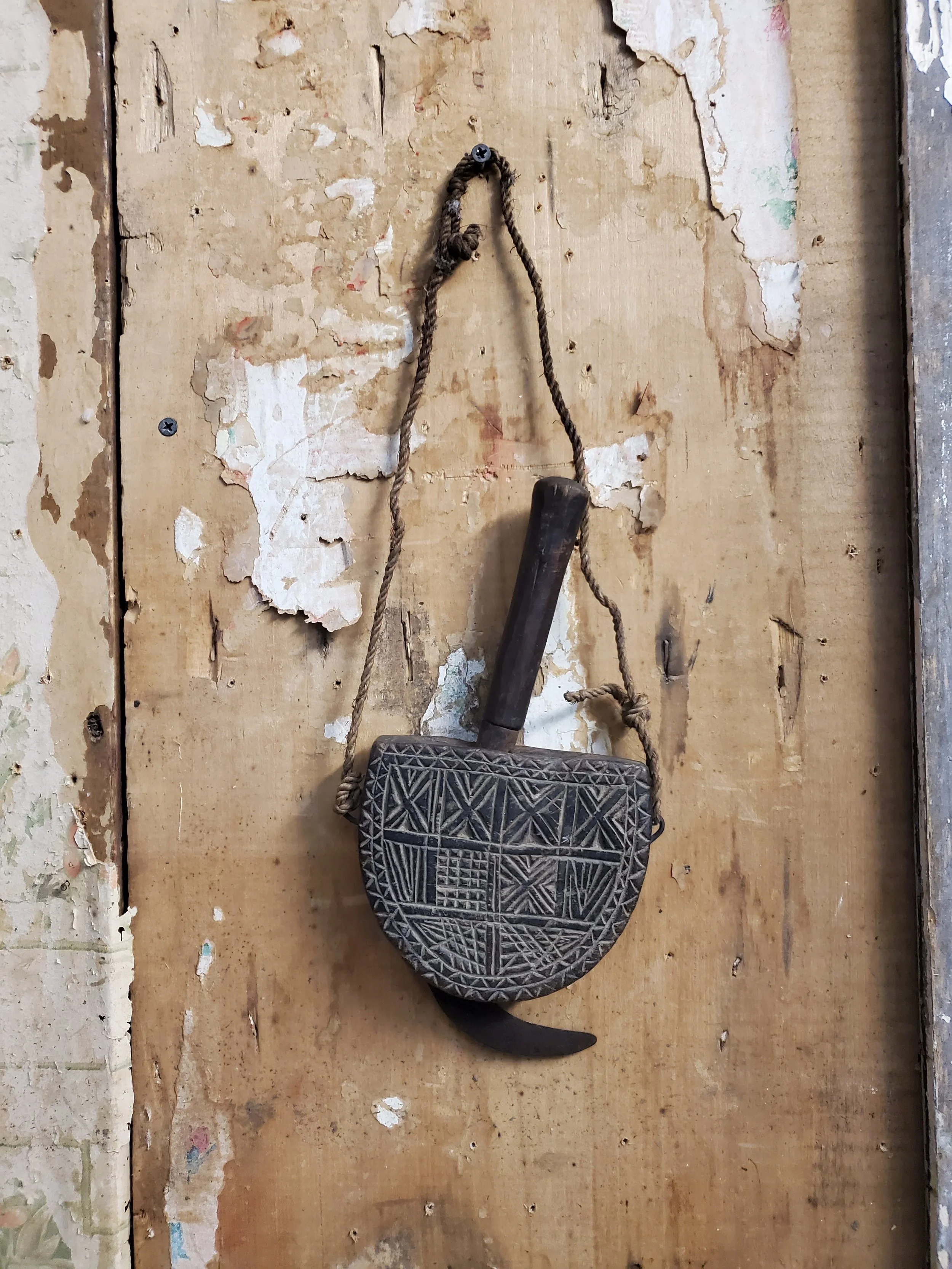 Serpe + étui en bois sculpté népalais antique AC 6112