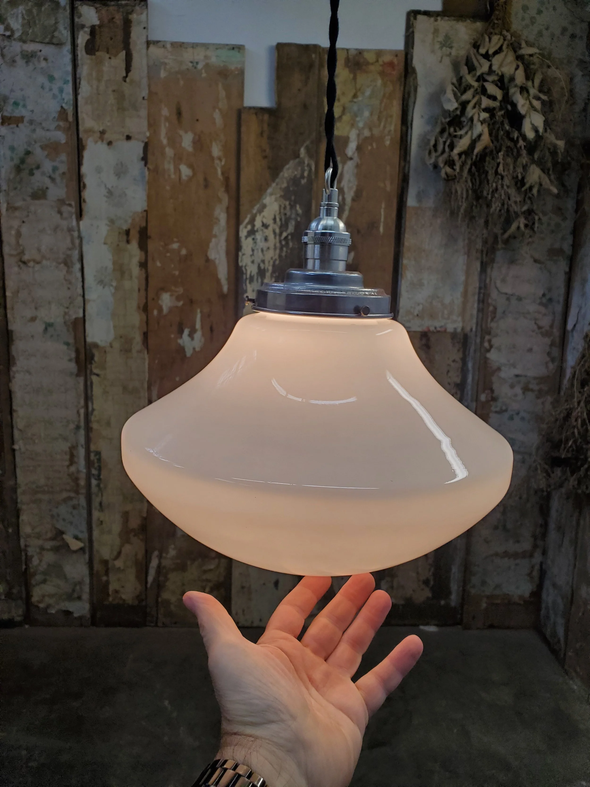 Suspension plafonnier en verre opaline antique L 3265
