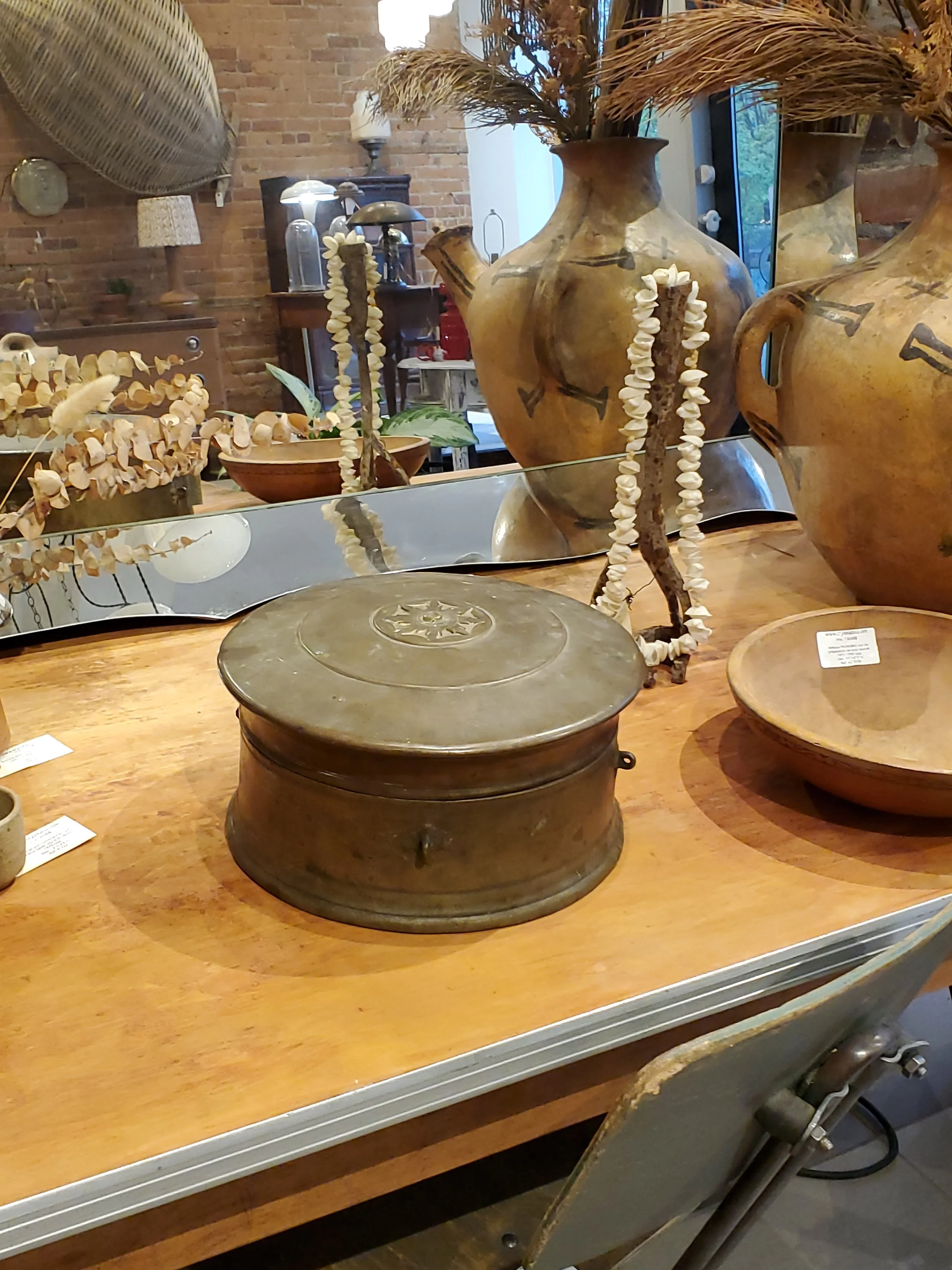 Container en laiton repoussé Forowa antique AC 6209