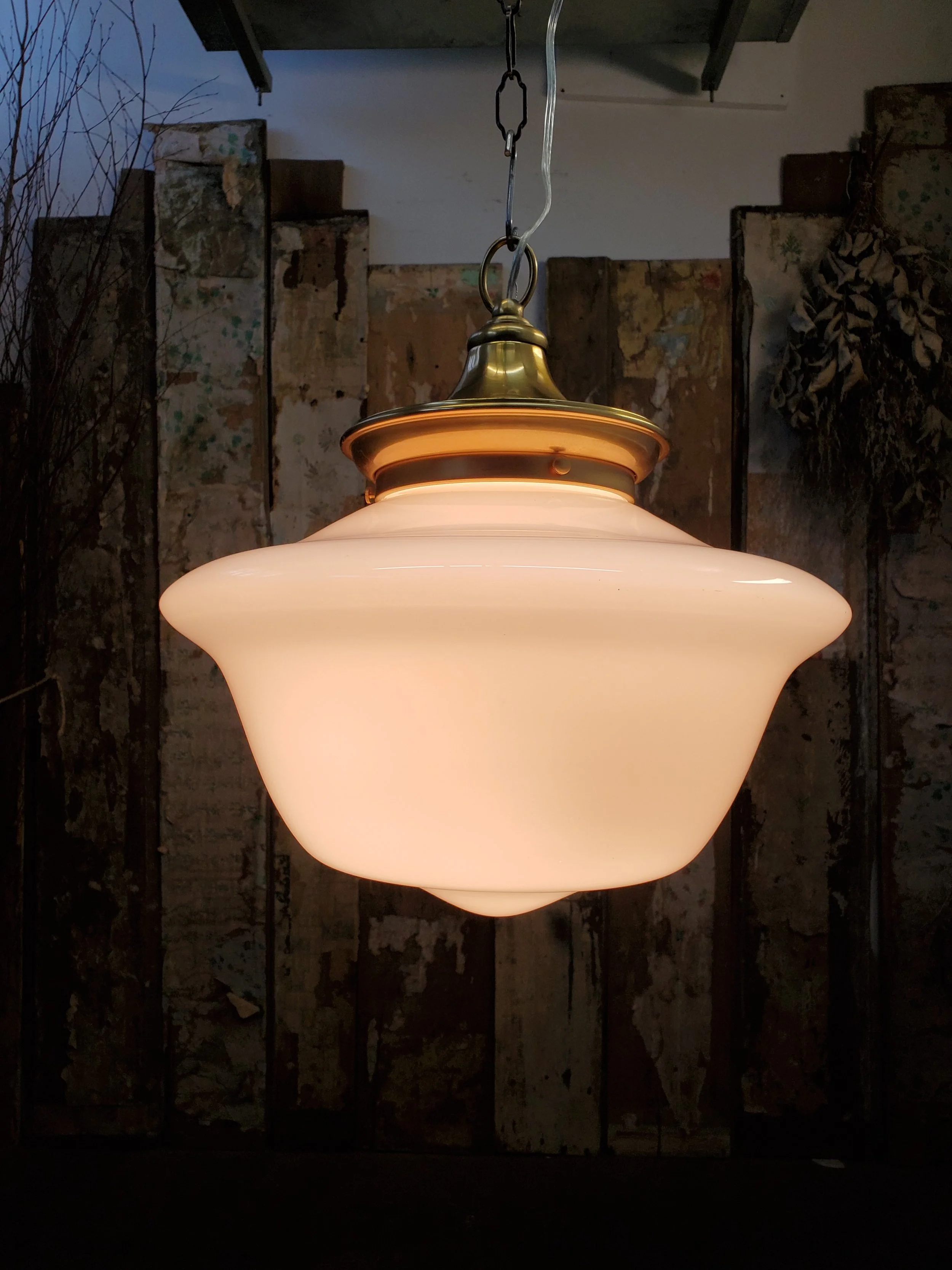 Suspension ou plafonnier en verre opaline champignon antique L 3084