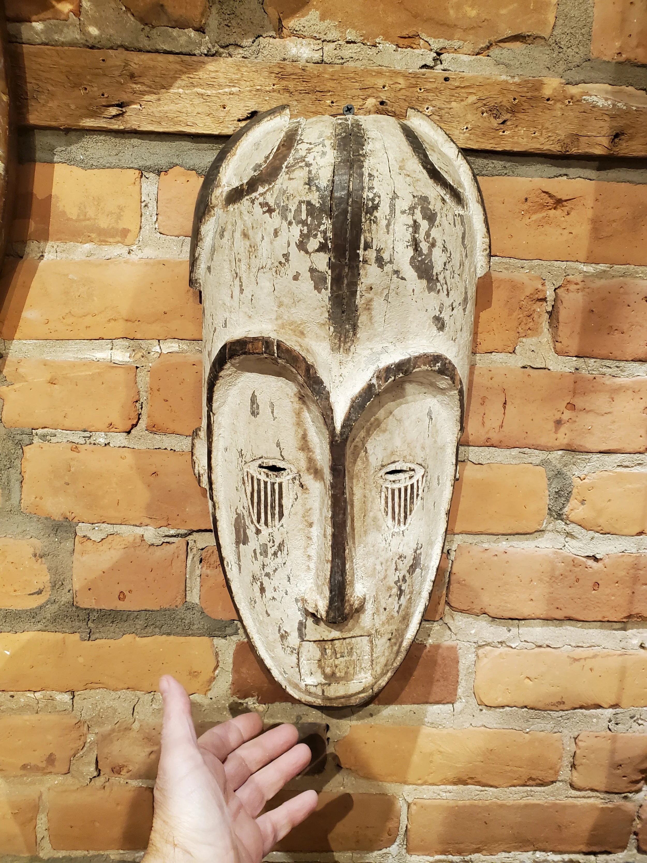 Masque art  africain en bois couleur beige & brun P 348