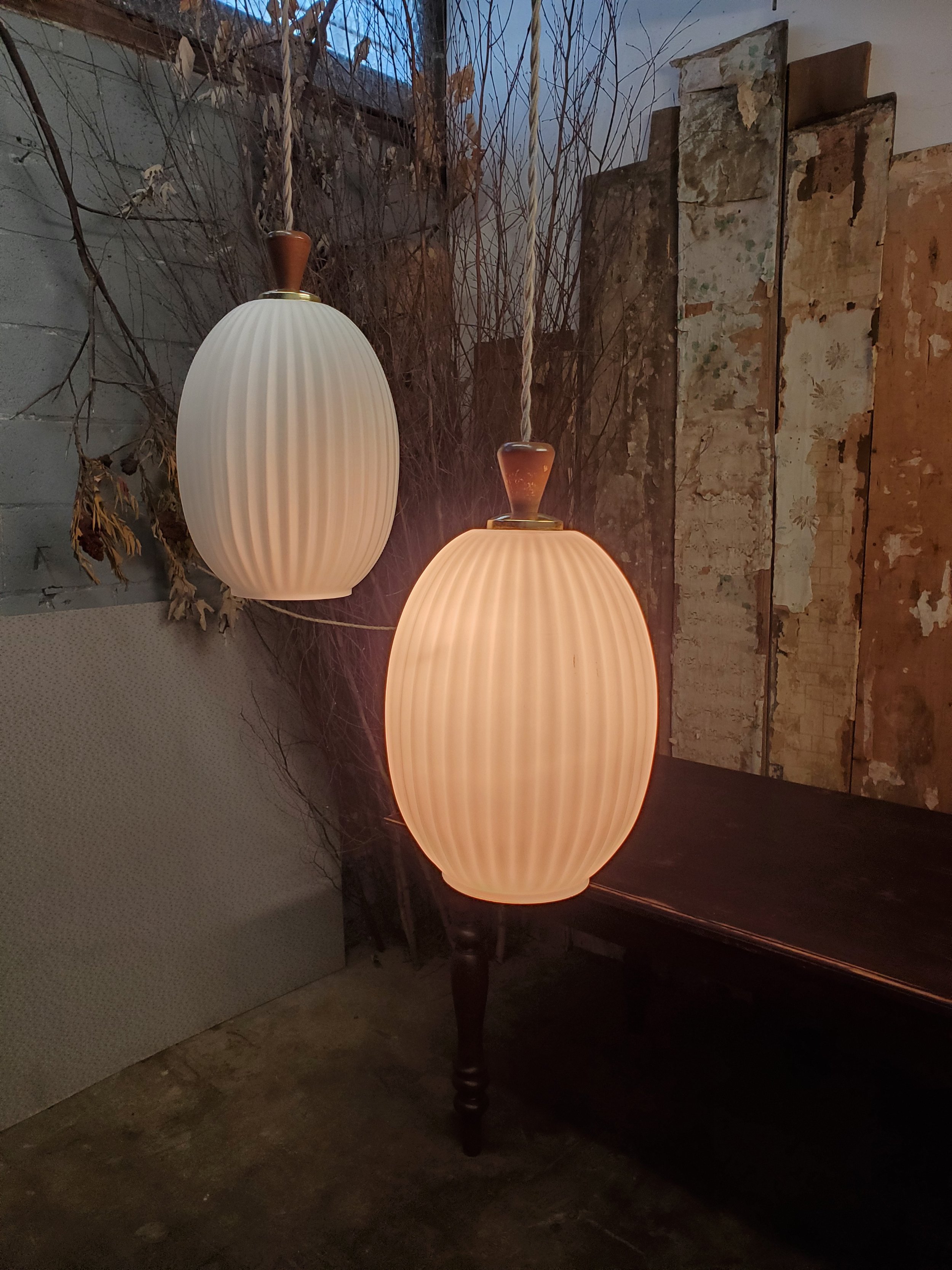 Suspension en verre opaline  type lampion vintage L 3117