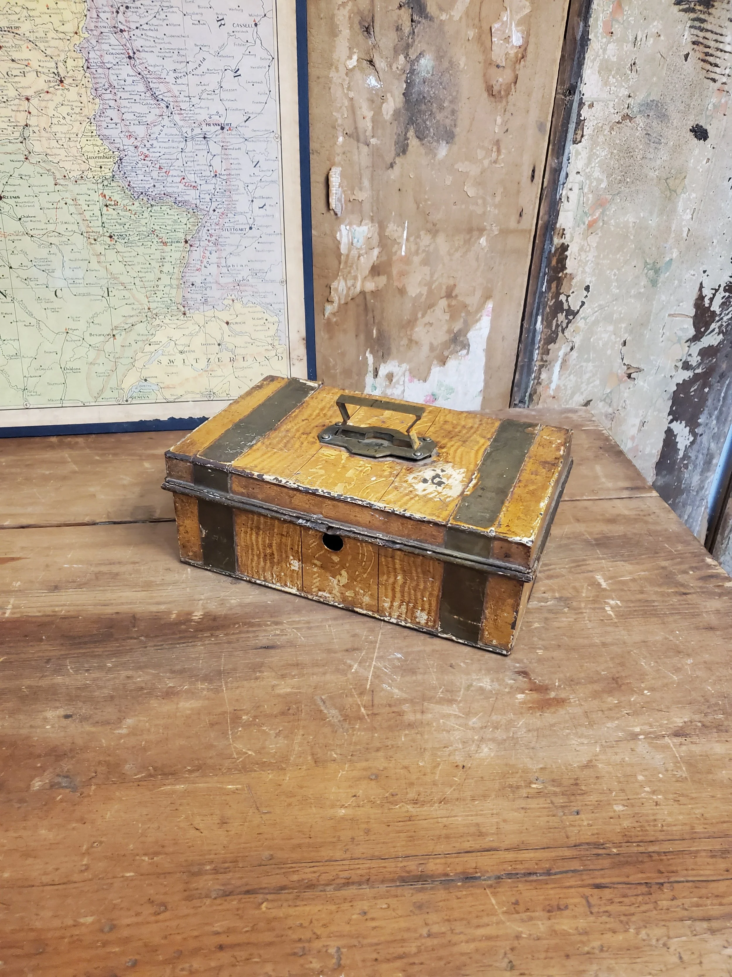 Caisse à monnaie en métal antique AC 6216