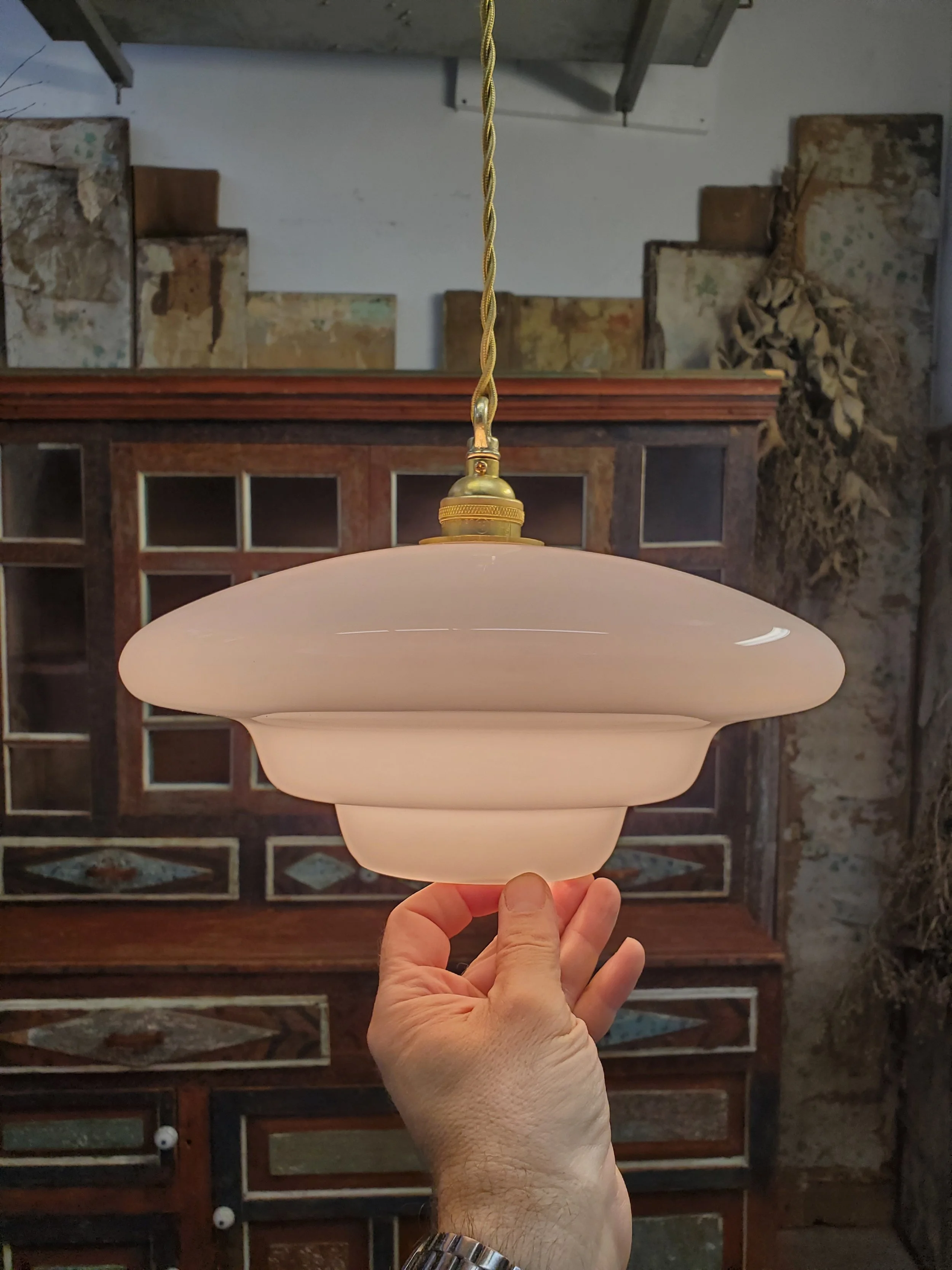 Suspension en verre opaline UFO vintage L 3264