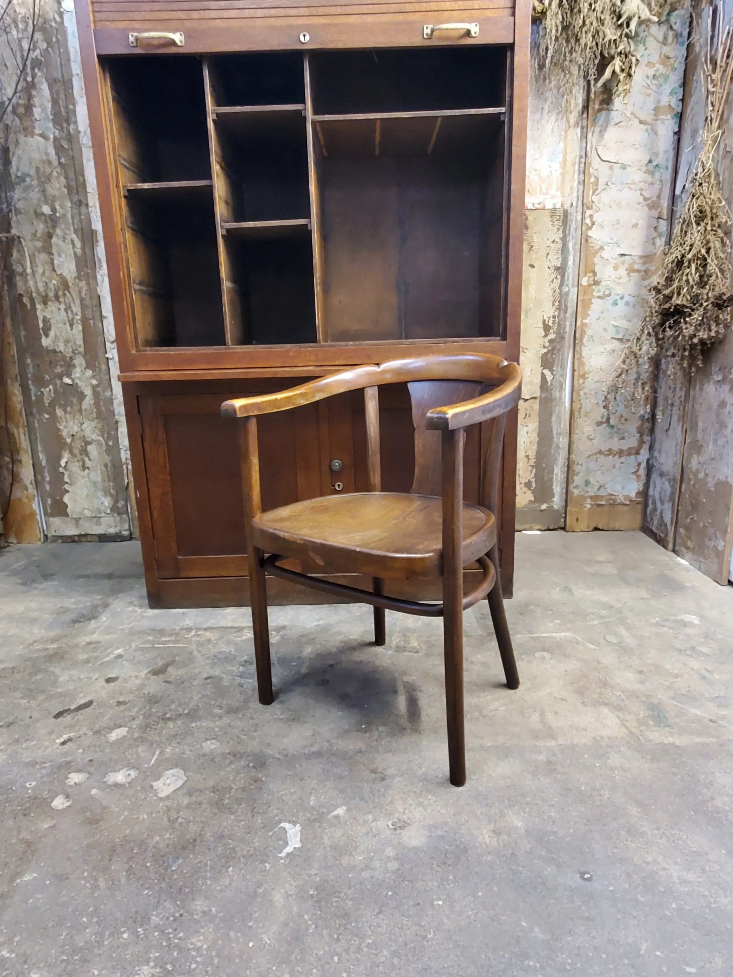 Chaise à bras en bois courbé THONET antique C1437