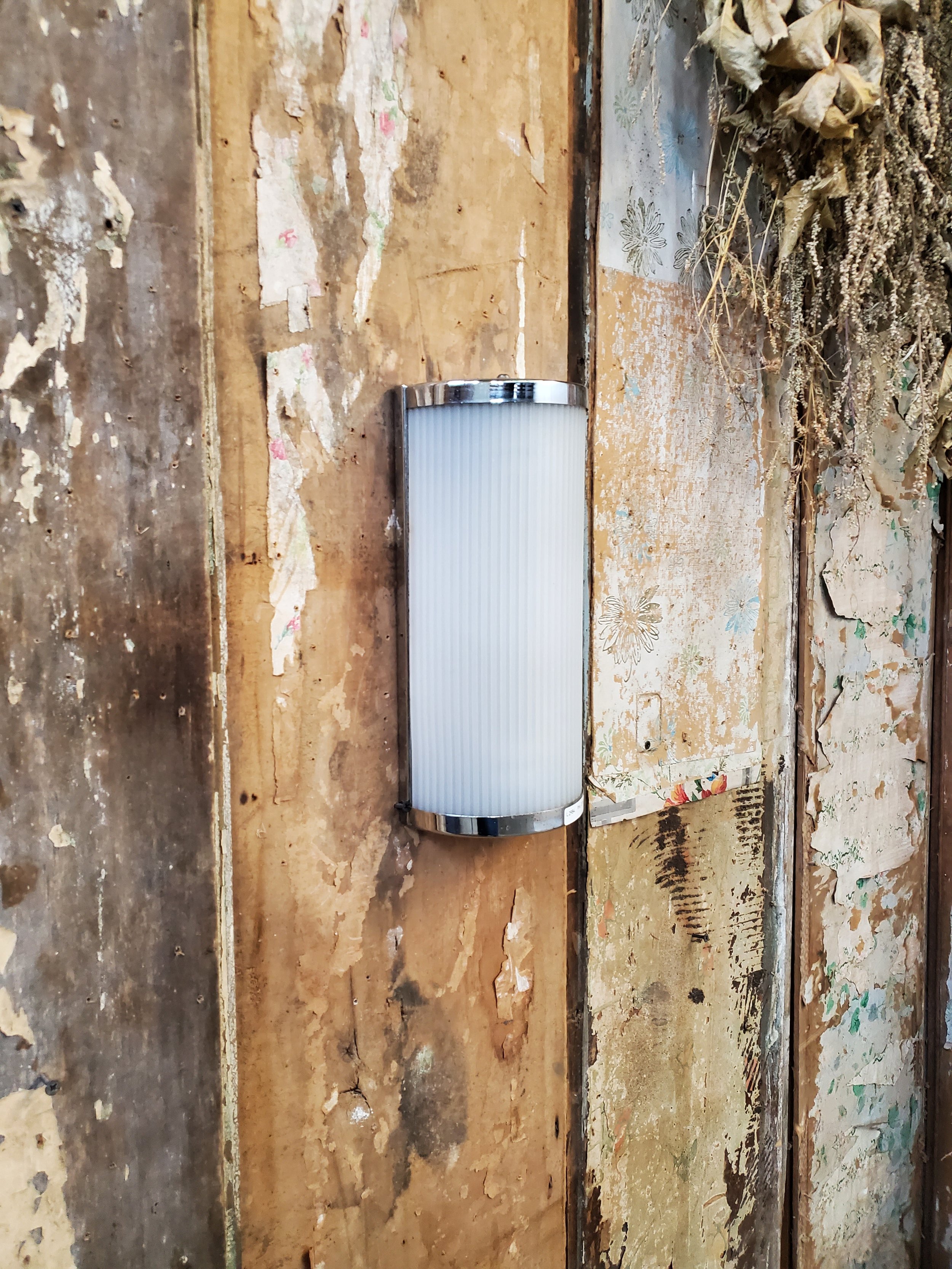 Applique murale chromée & verre opaline Art Deco antique L 2984