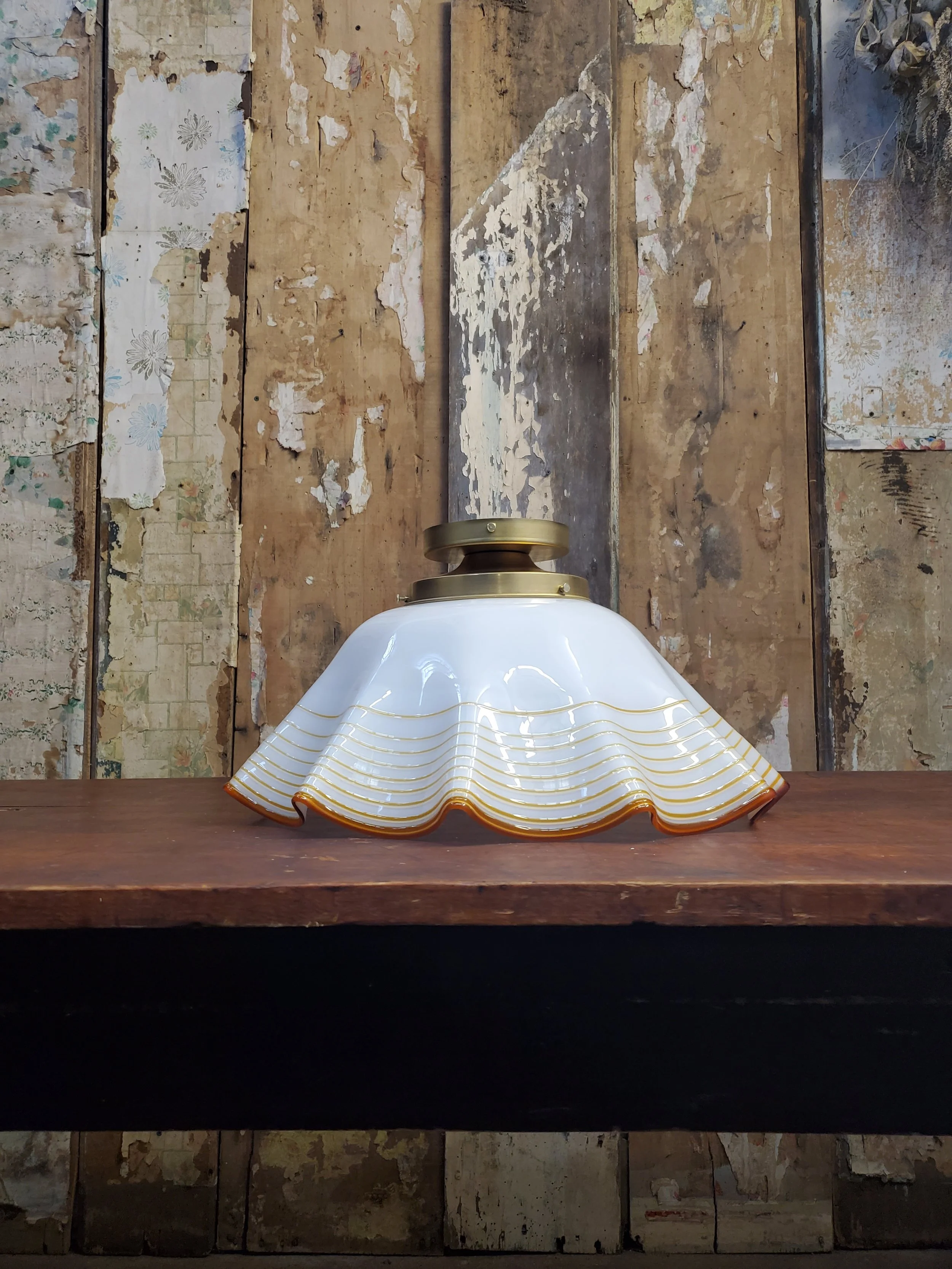 Plafonnier en verre Murano bords ondulés vintage L 3032