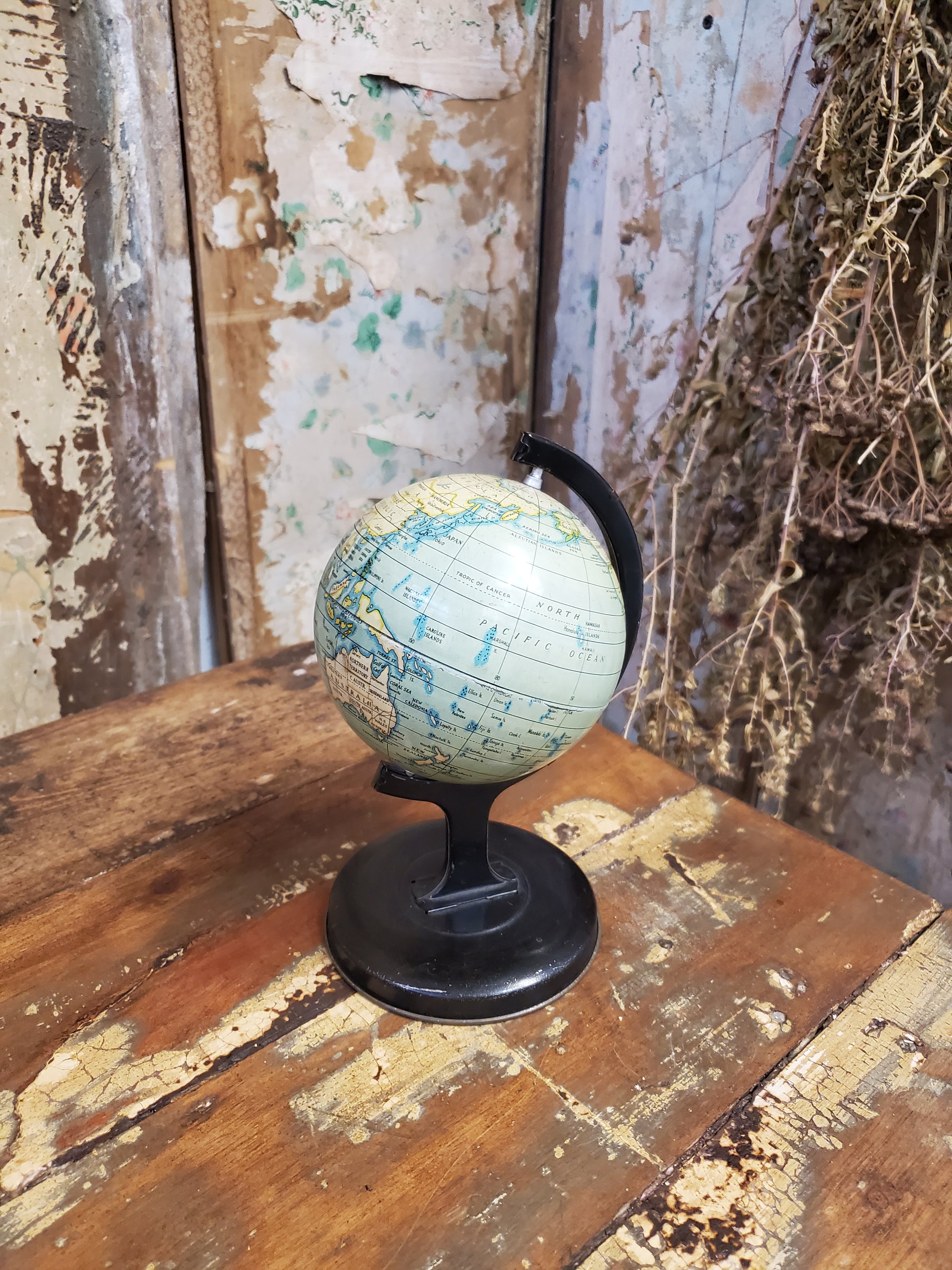 Globe terrestre en métal lithographie RELIABLE antique AC 6300