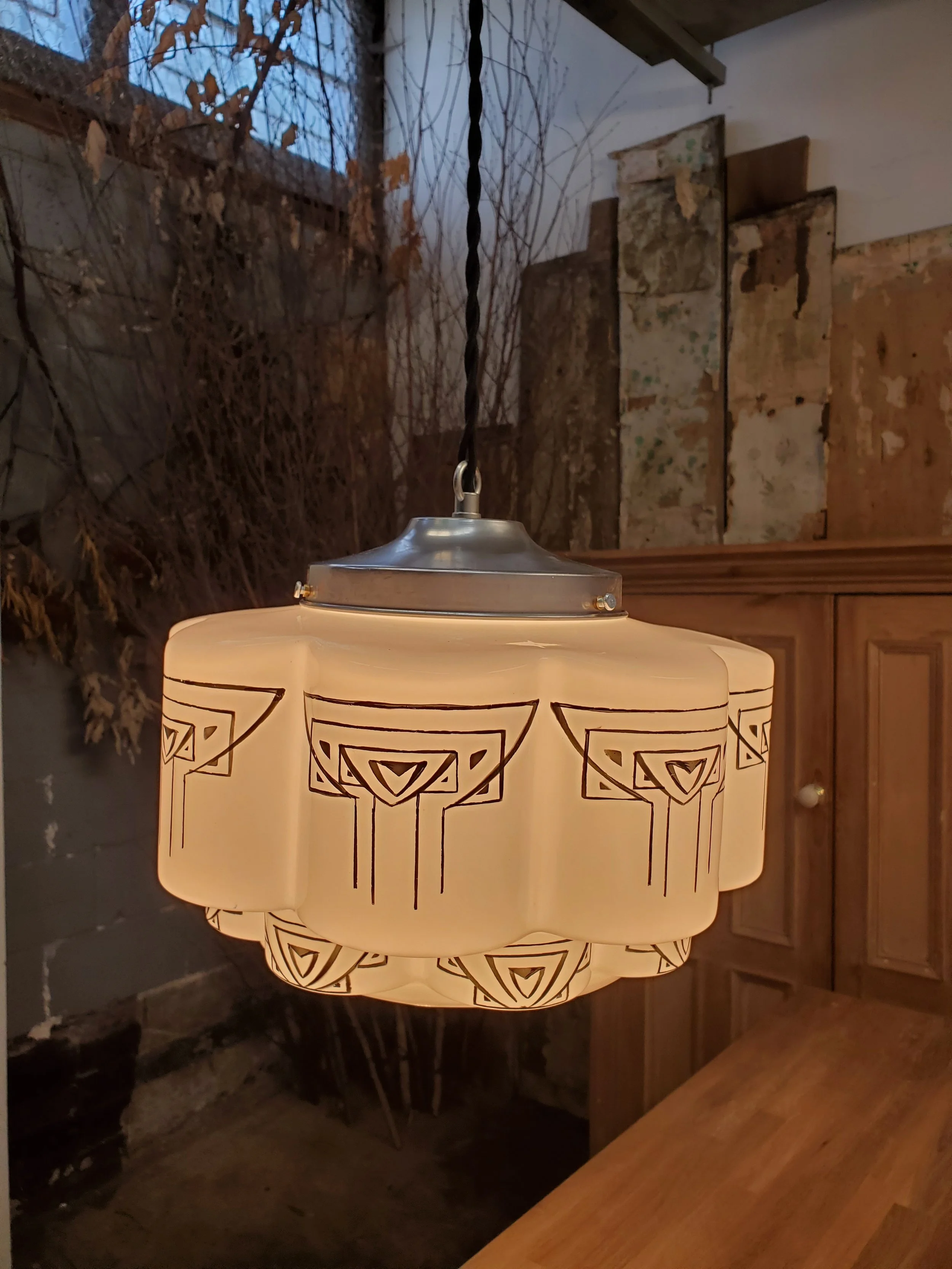 Suspension en verre opaline trèfle art deco antique L 3251
