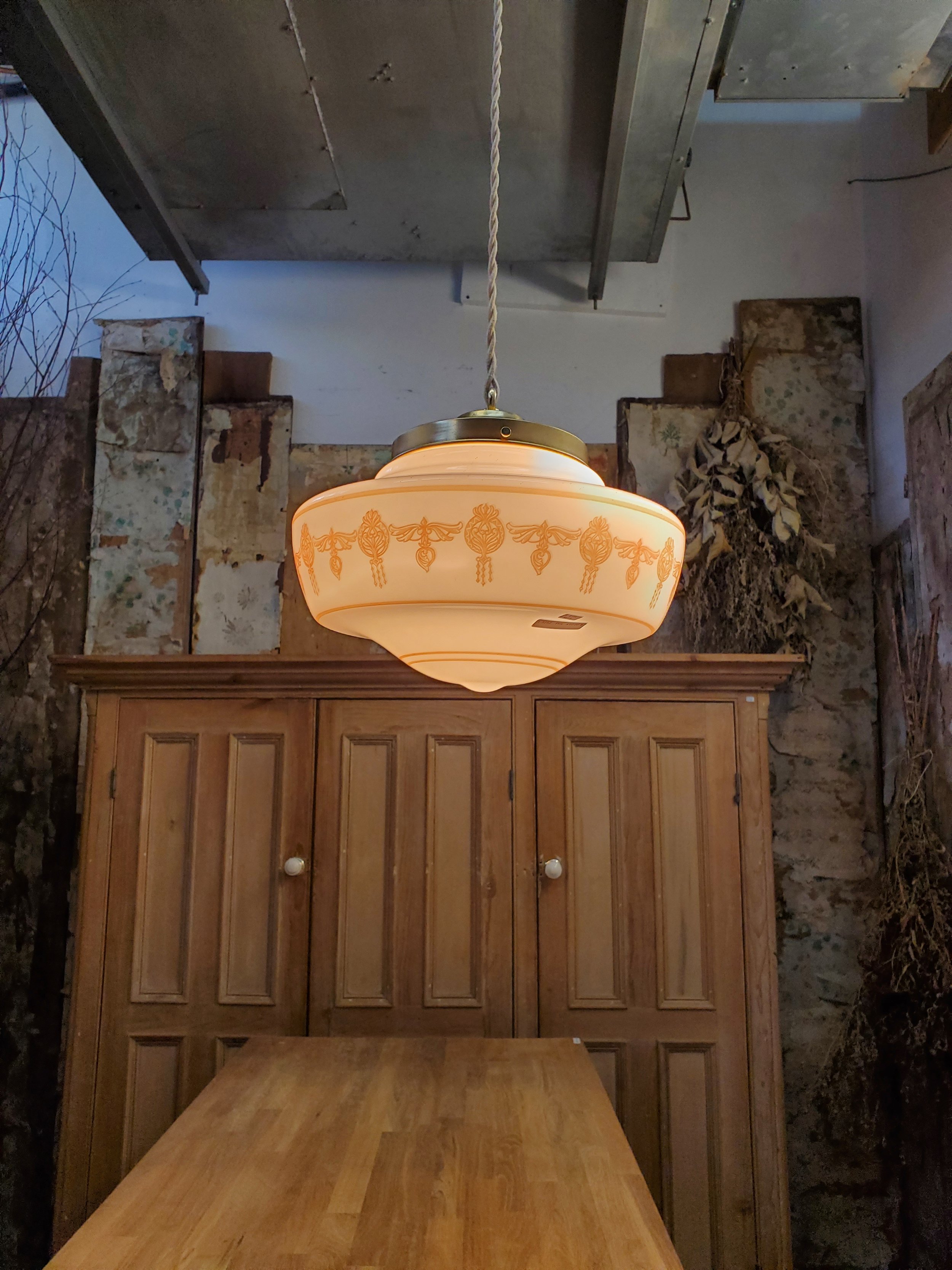 Suspension ou plafonnier en verre opaline art deco L 3252