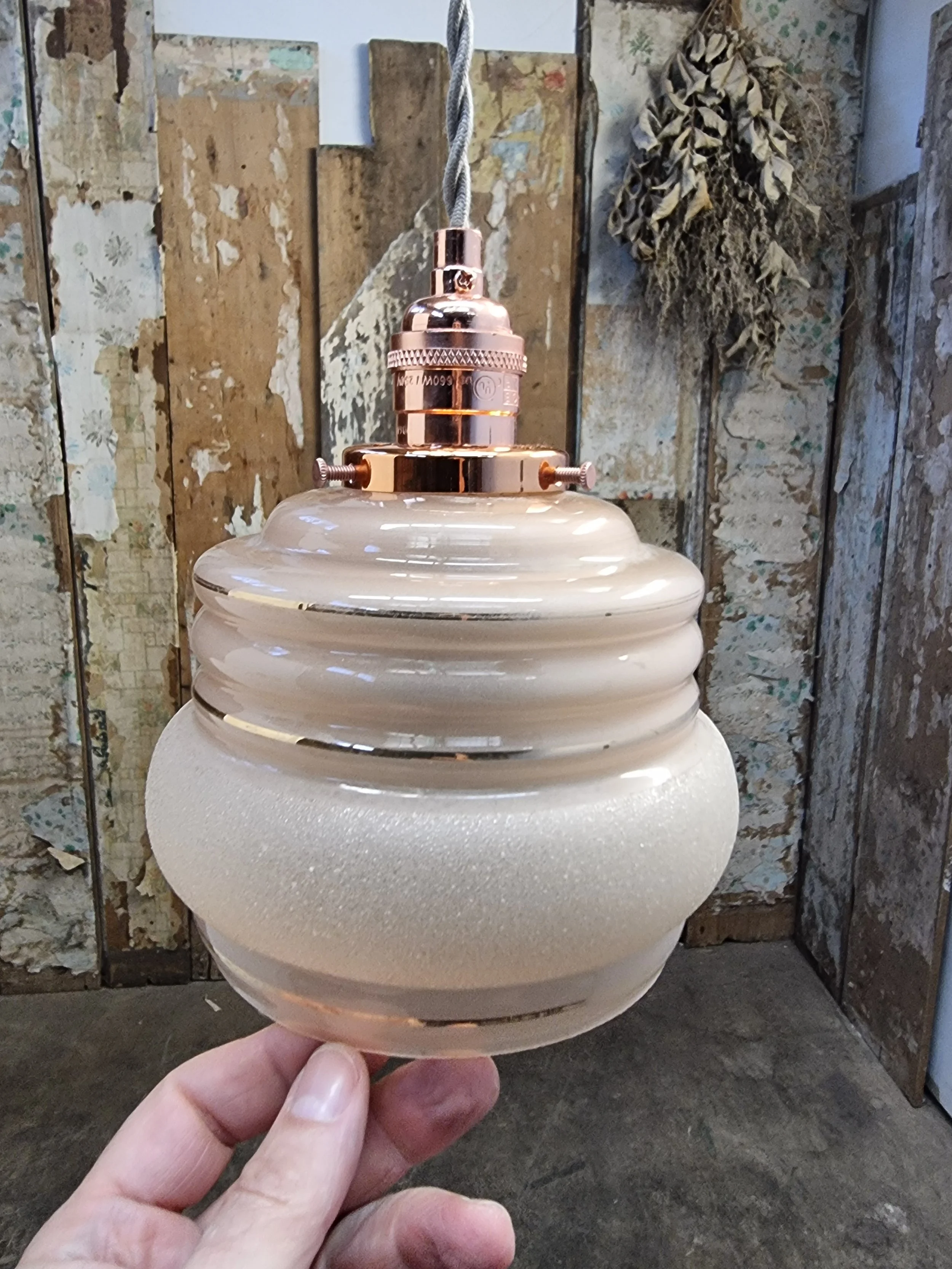 Suspension en verre givré rose antique L 3354