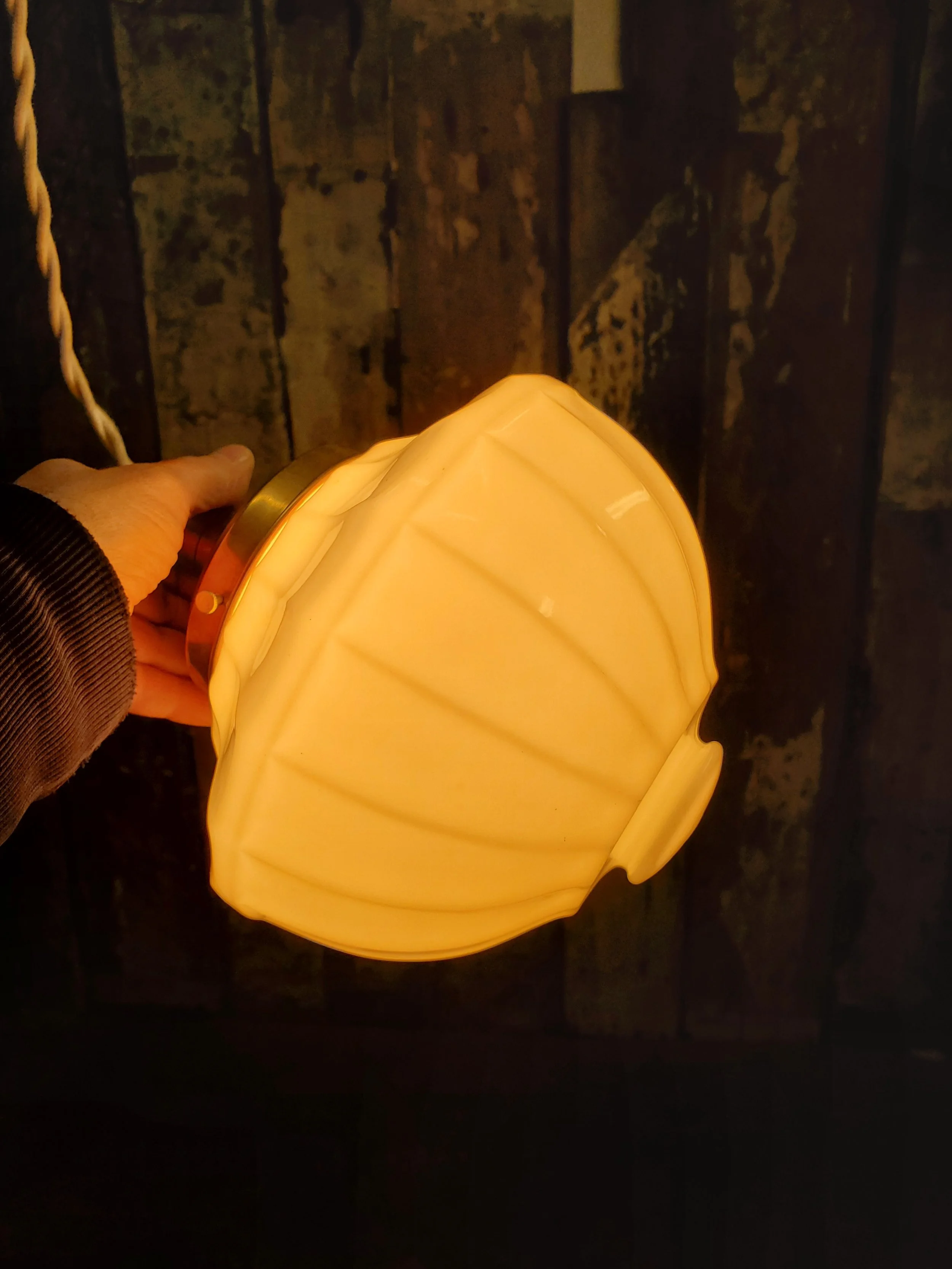 Suspension en verre opaline antique L 3001