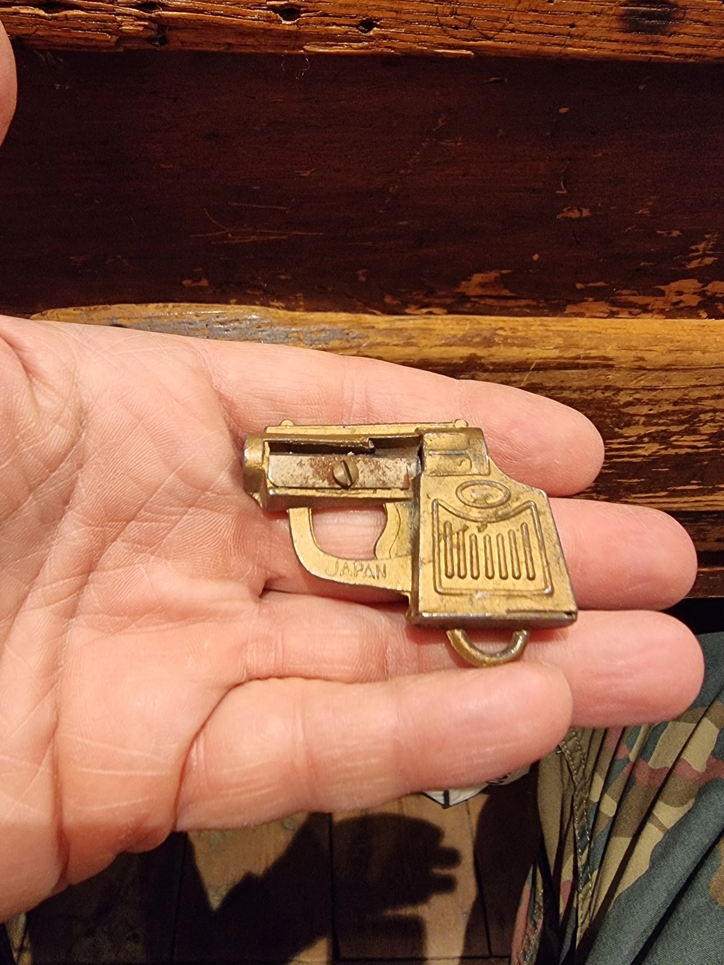 Taille crayon die cast metal Revolver Japan vintage P 385