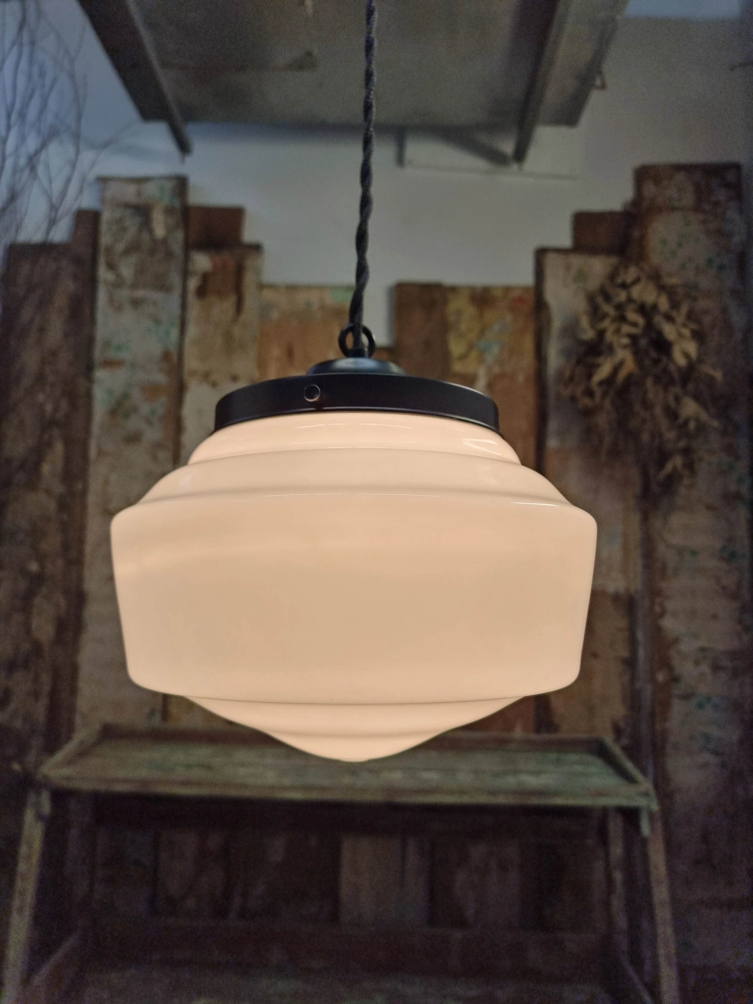Suspension ou plafonnier en verre opaline antique L 3338