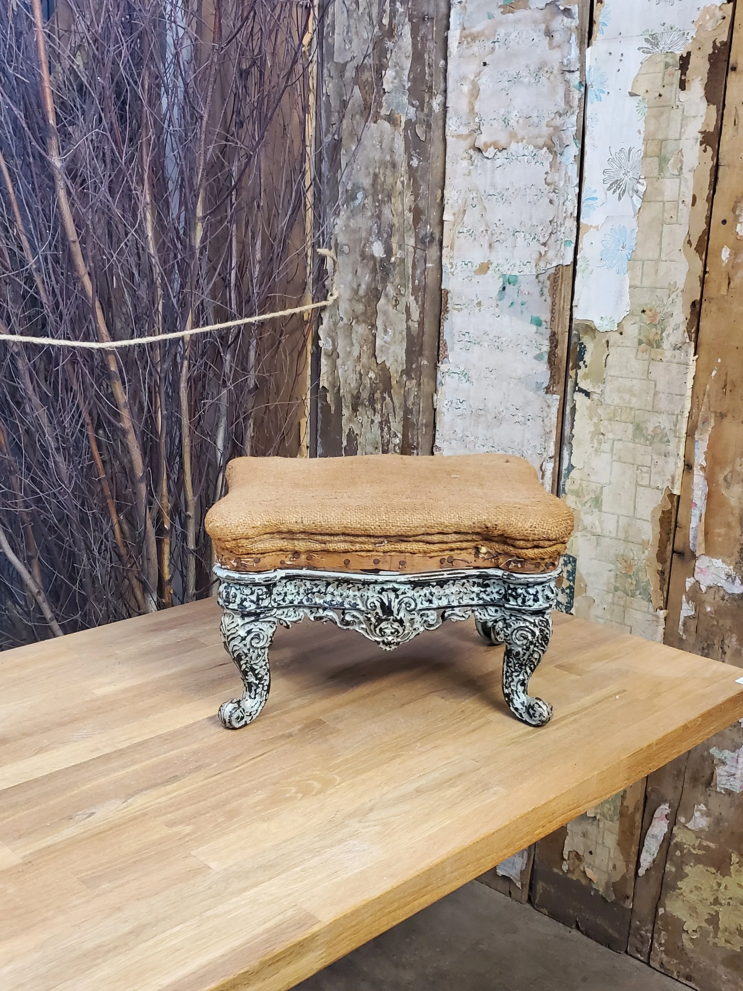 Repose pieds tabouret en fonte antique C 1464