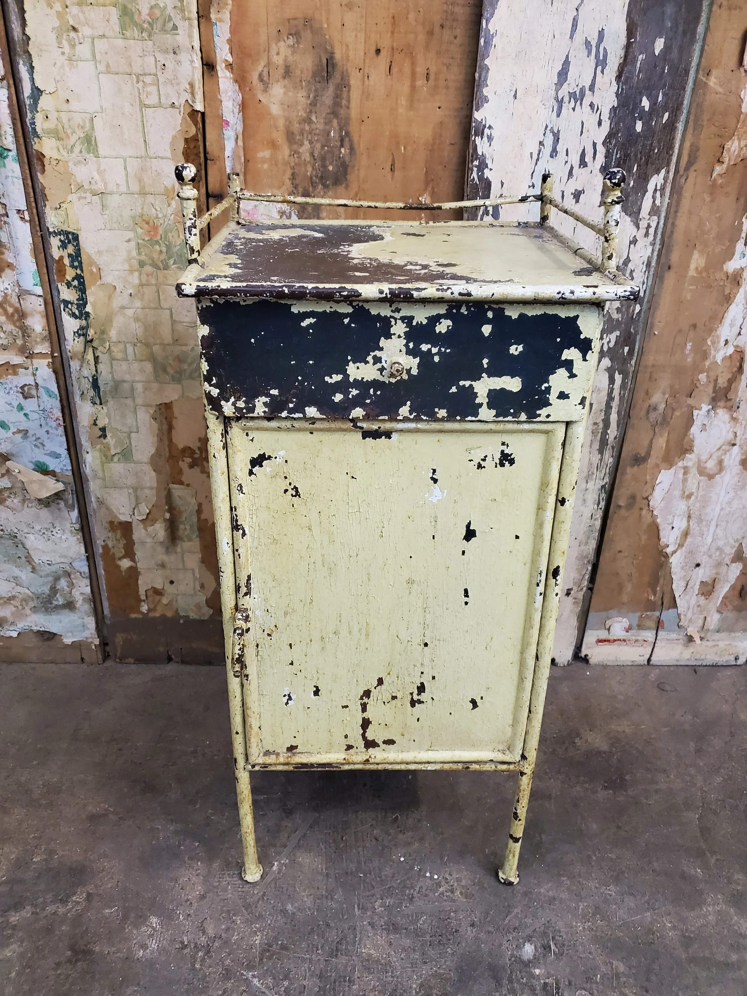 Chevet en métal antique M 1753