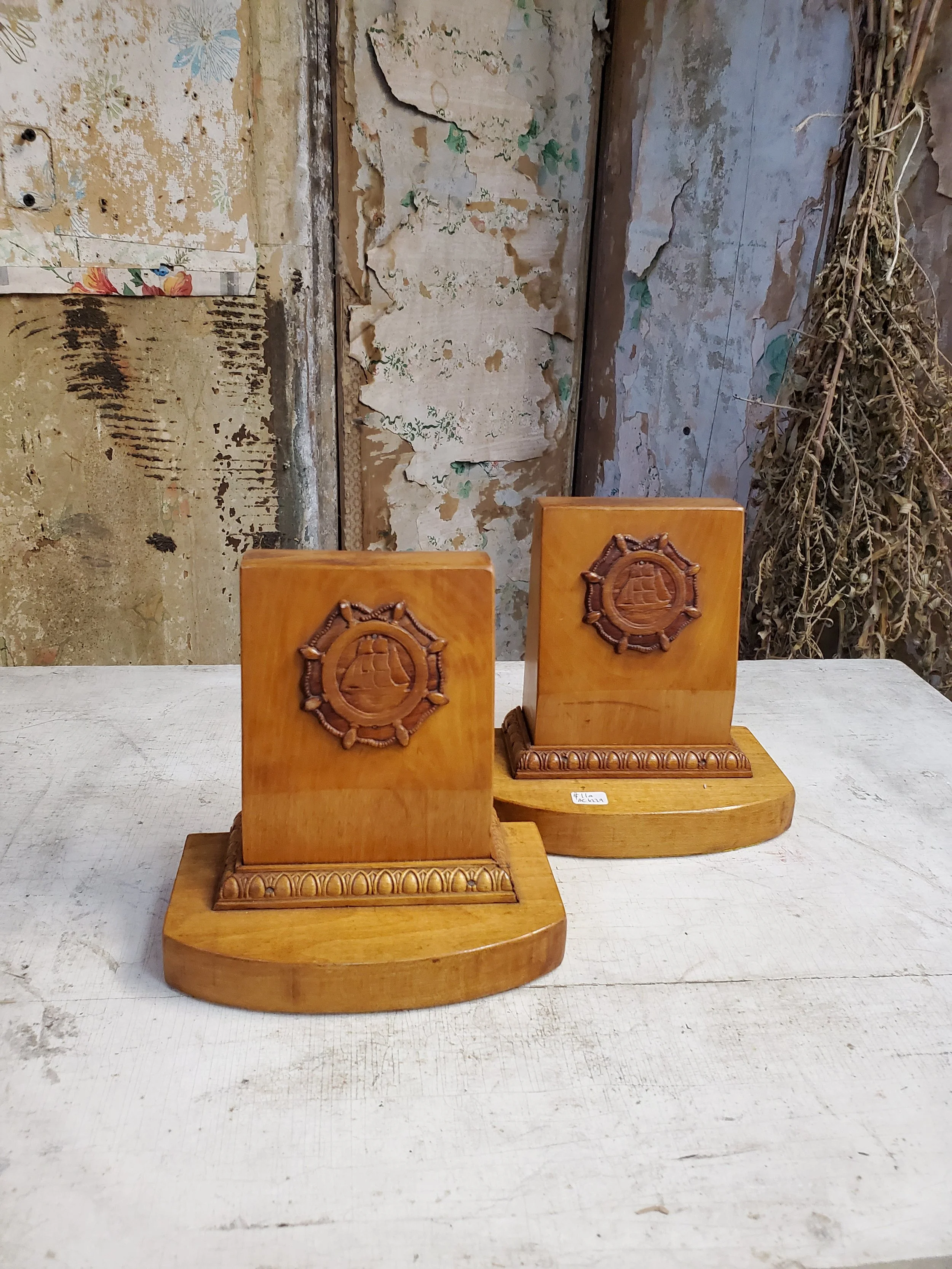 Paire de serre livres en bois Marine vintage AC 6229