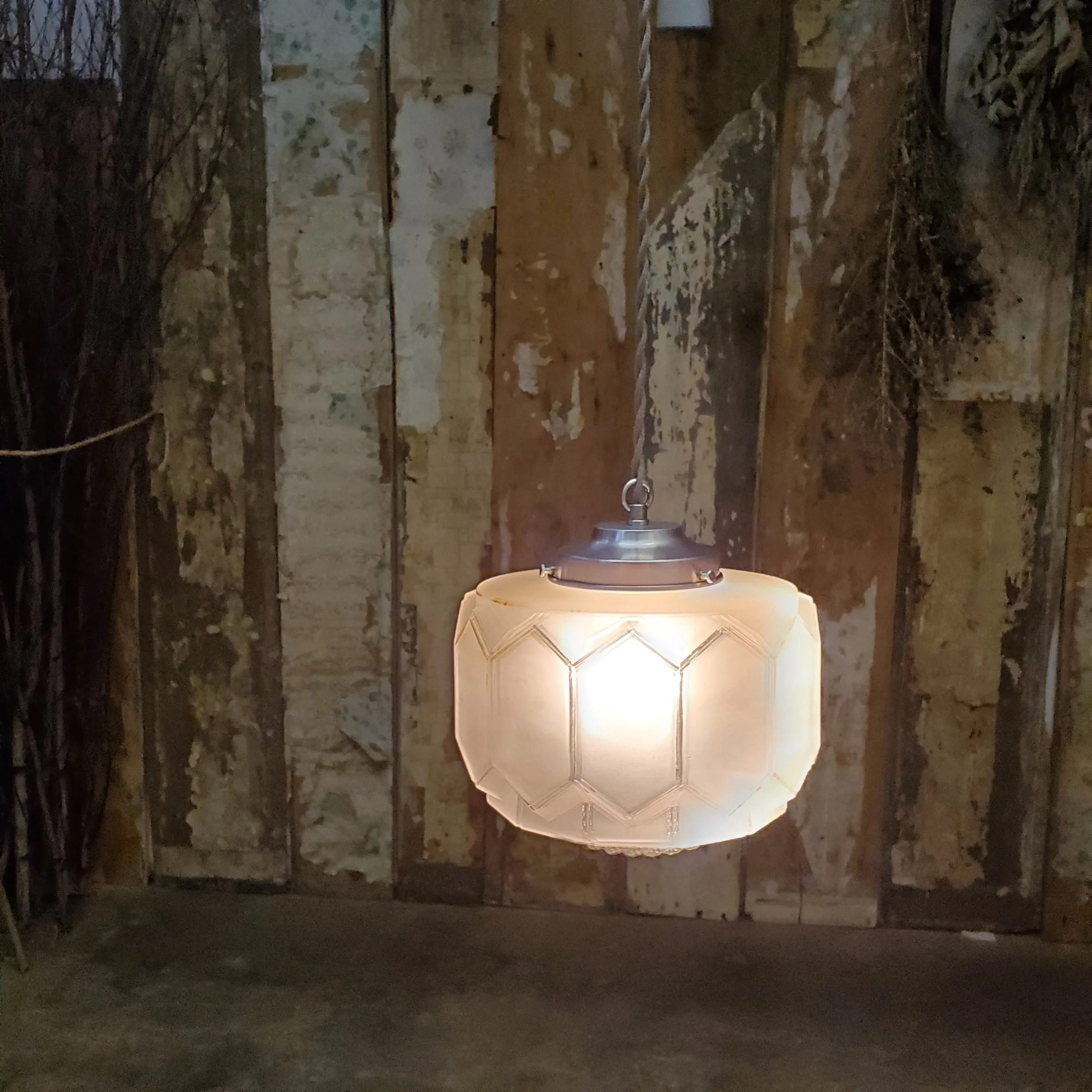 Suspension ou plafonnier en verre opaque art deco antique L 2851