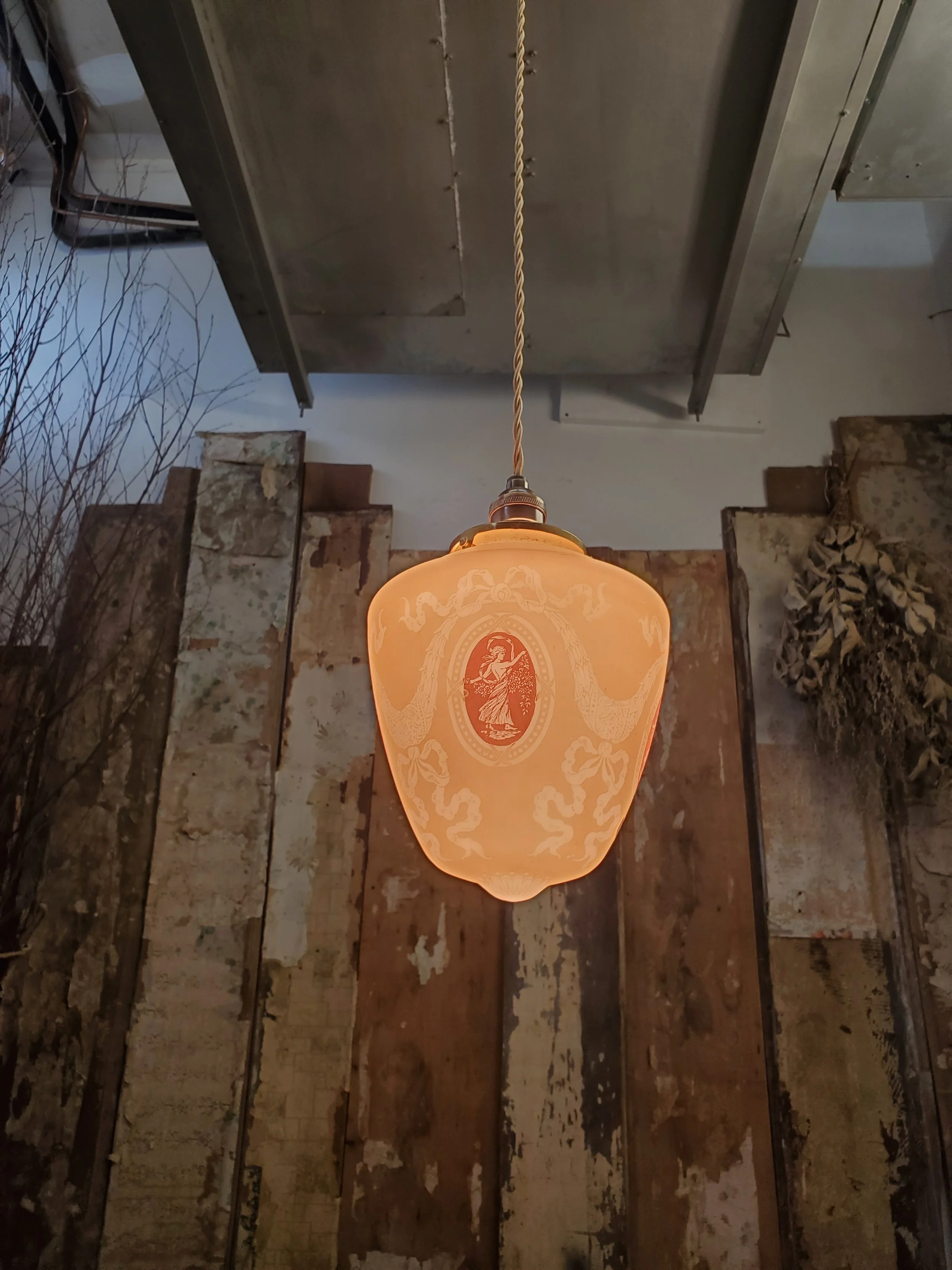 Suspension en verre opaline BELLOVA antique L 3206
