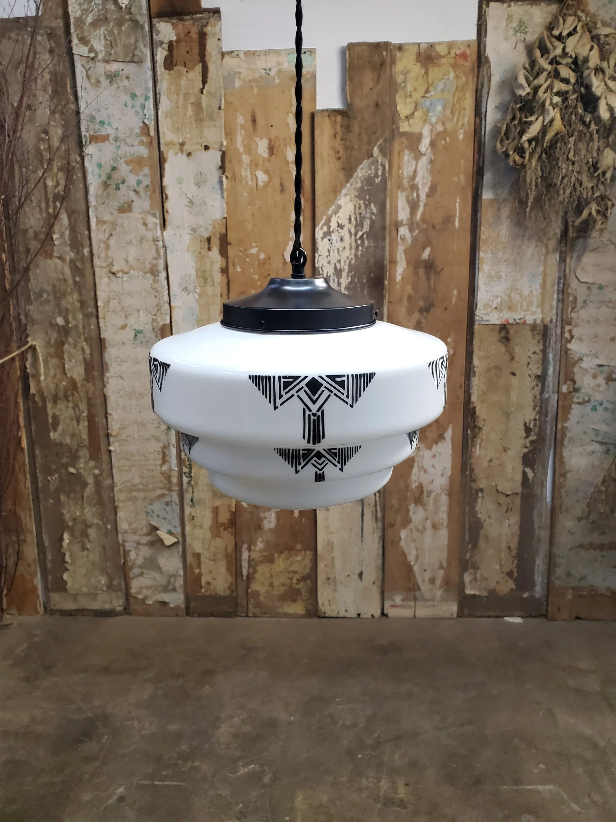 Suspension en verre opaline Art Deco antique L 3023