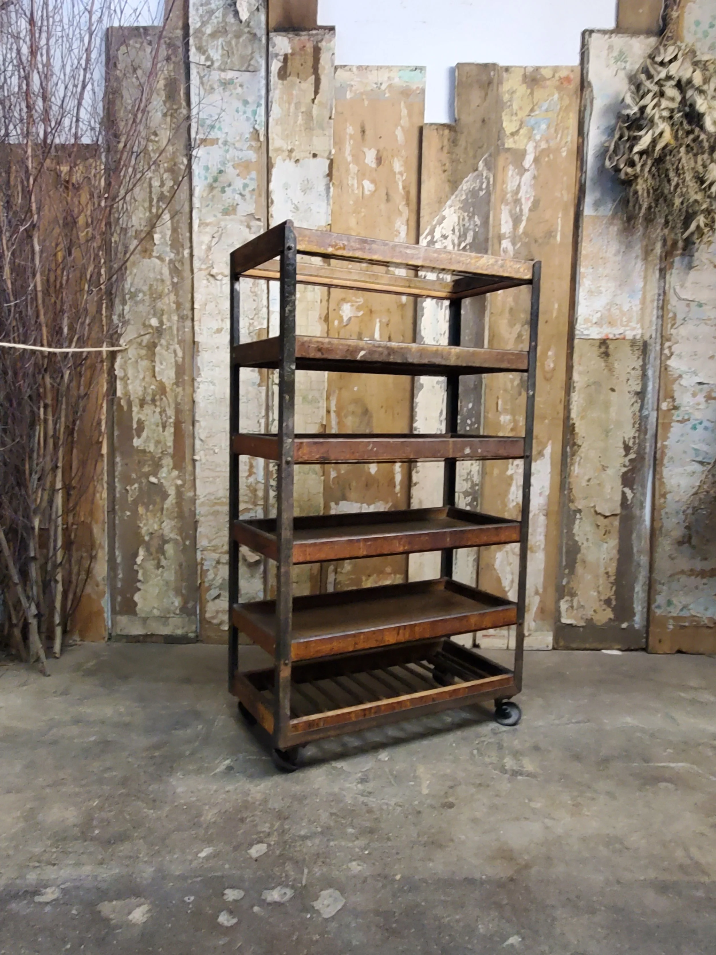 Chariot Étagère d'atelier à roulettes antique M 17