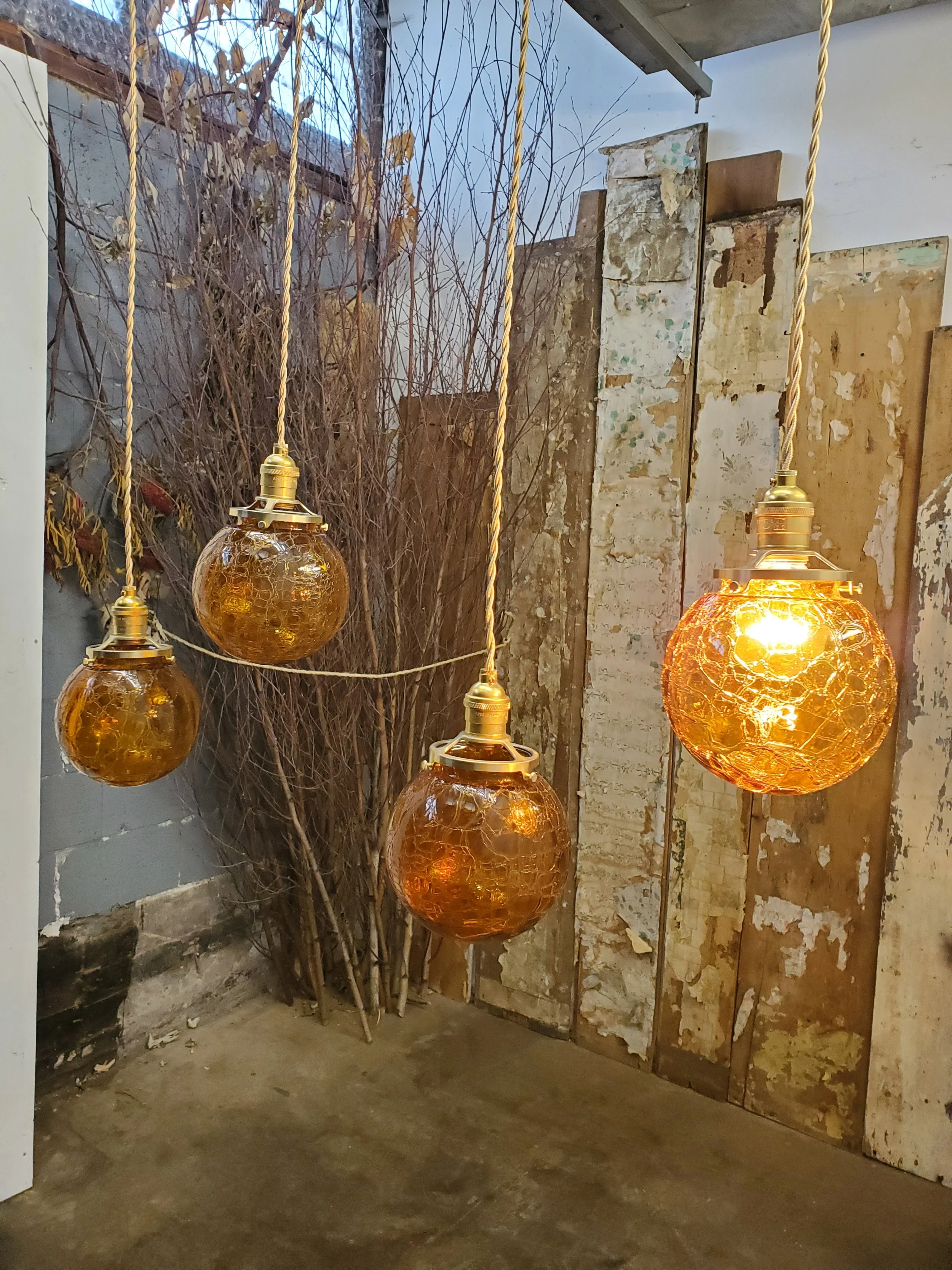 Suspension boule en verre ambré effet large vintage L 3186