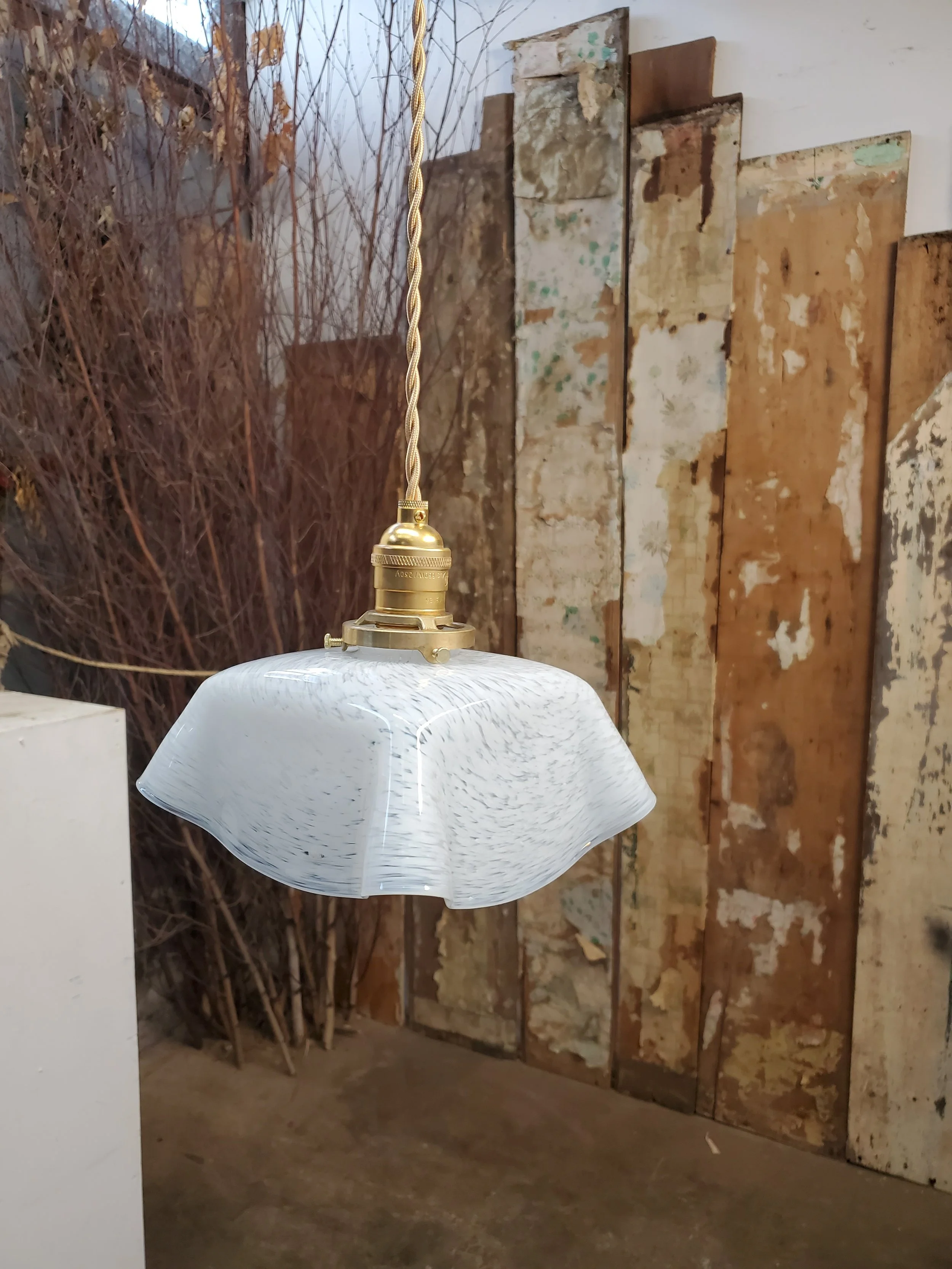 Suspension verre moucheté Clichy mouchoir blanc antique L 3326