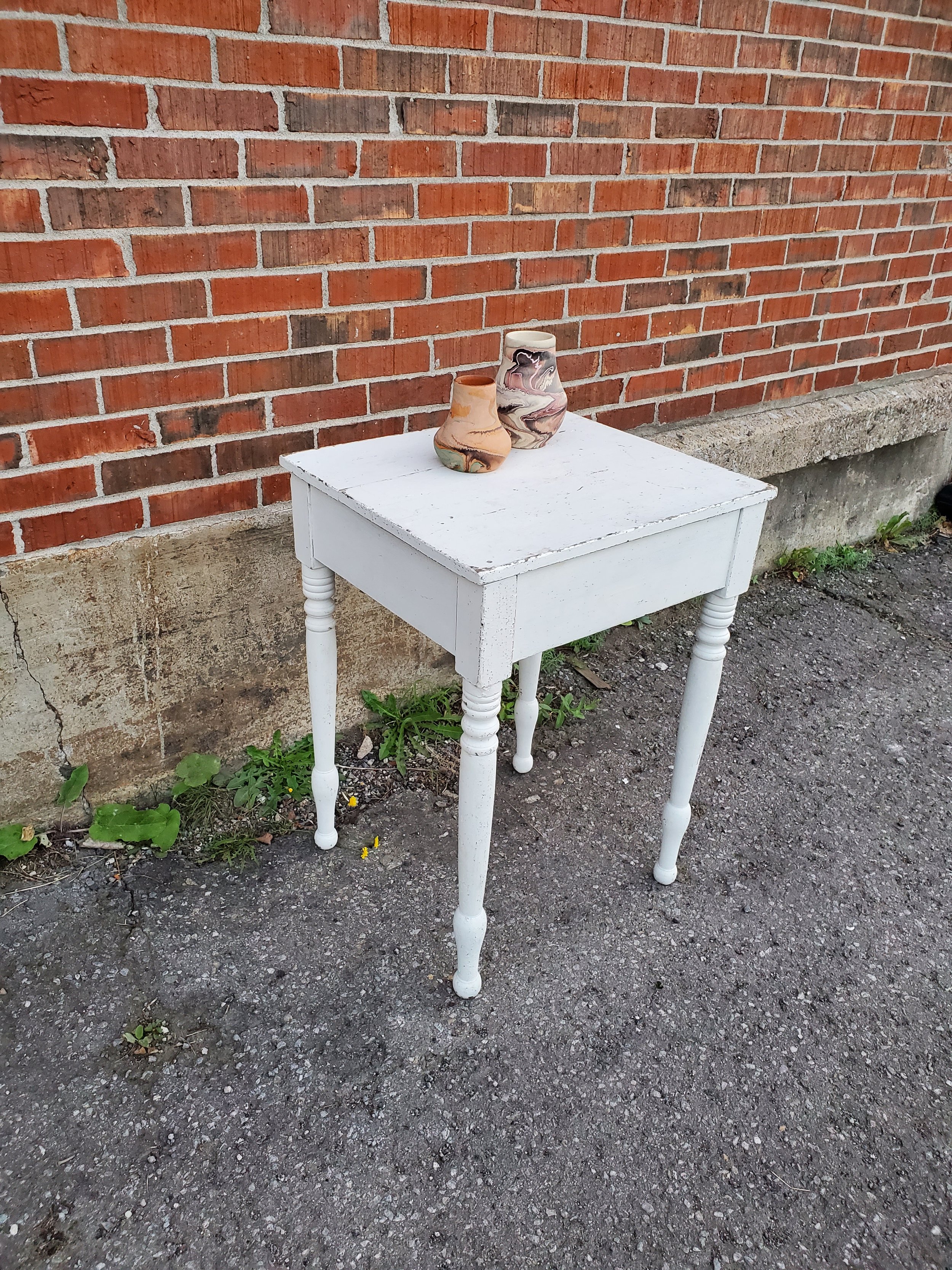 Petite table d'appoint en bois country blanc antique M 1705