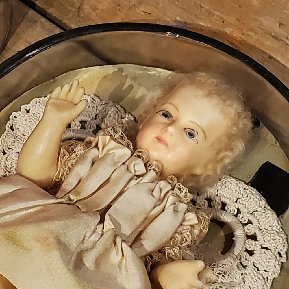 Enfant Jésus en cire sous cloche 19e siècle
