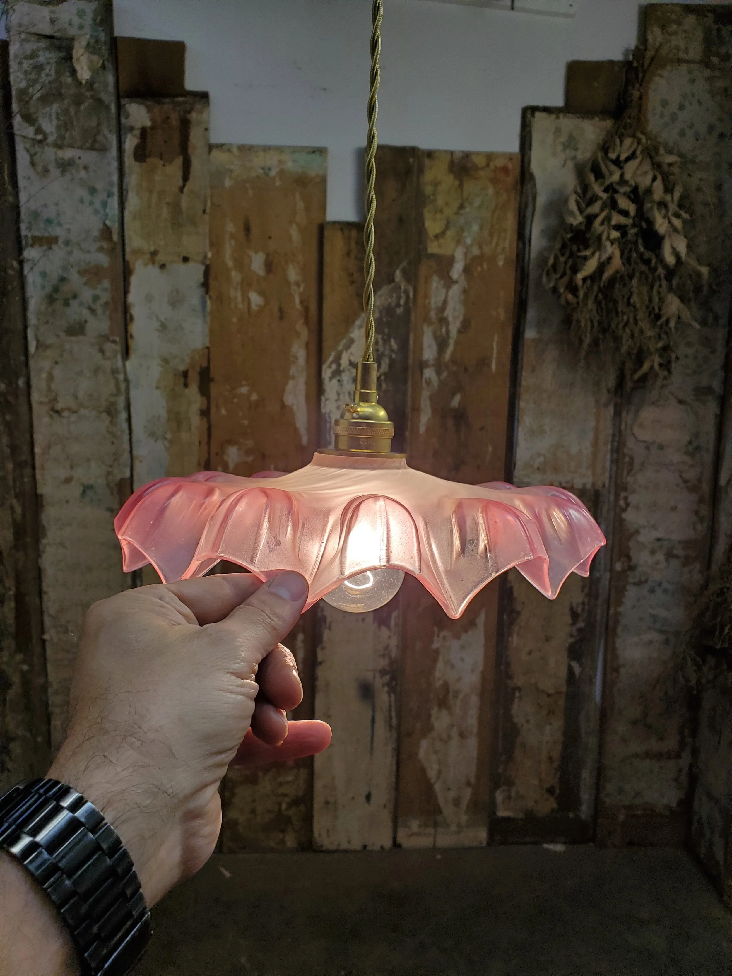Suspension large en verre opalescent rose antique L 3319