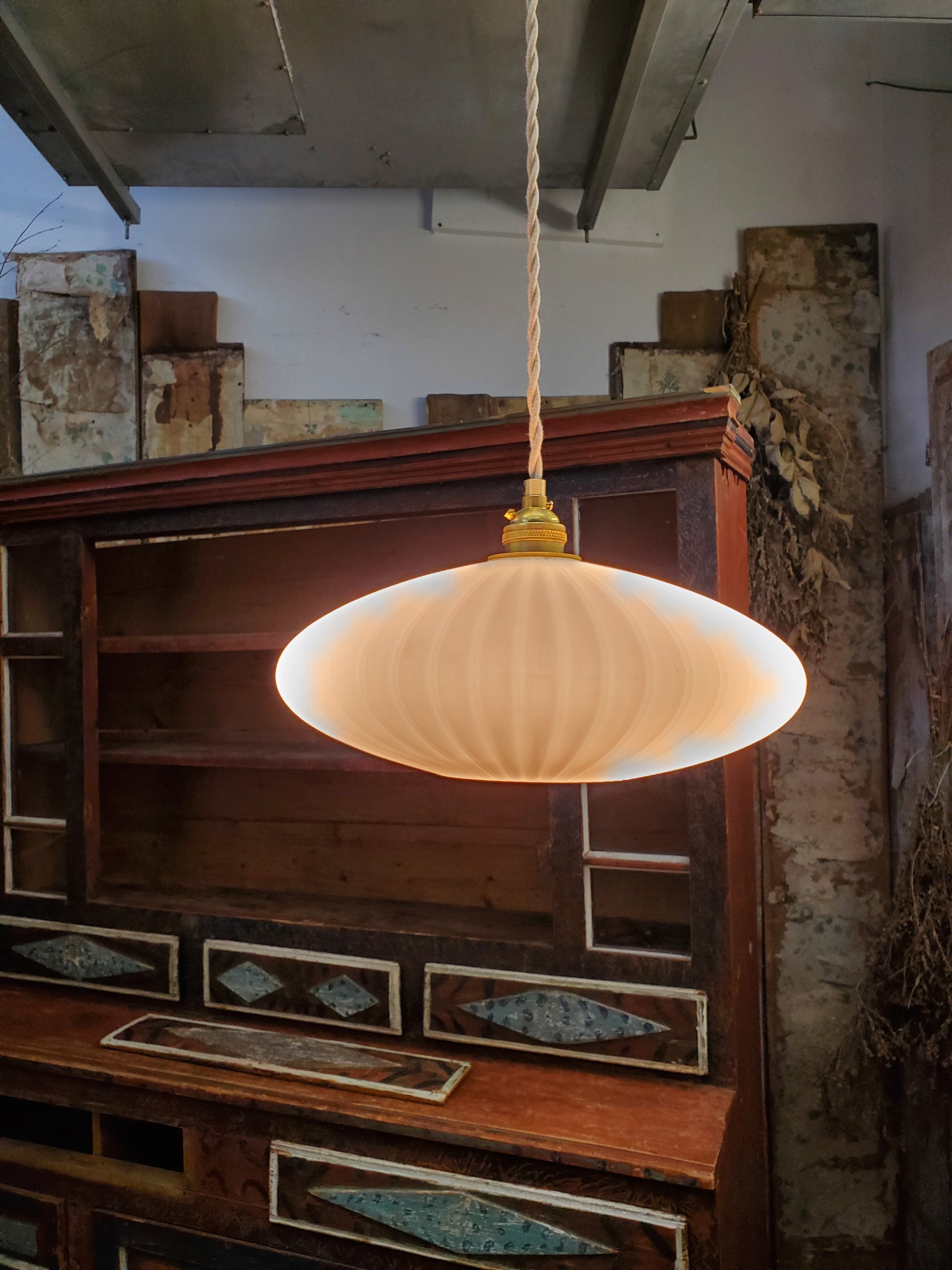 Suspension en verre opaline forme organique vintage L 3260