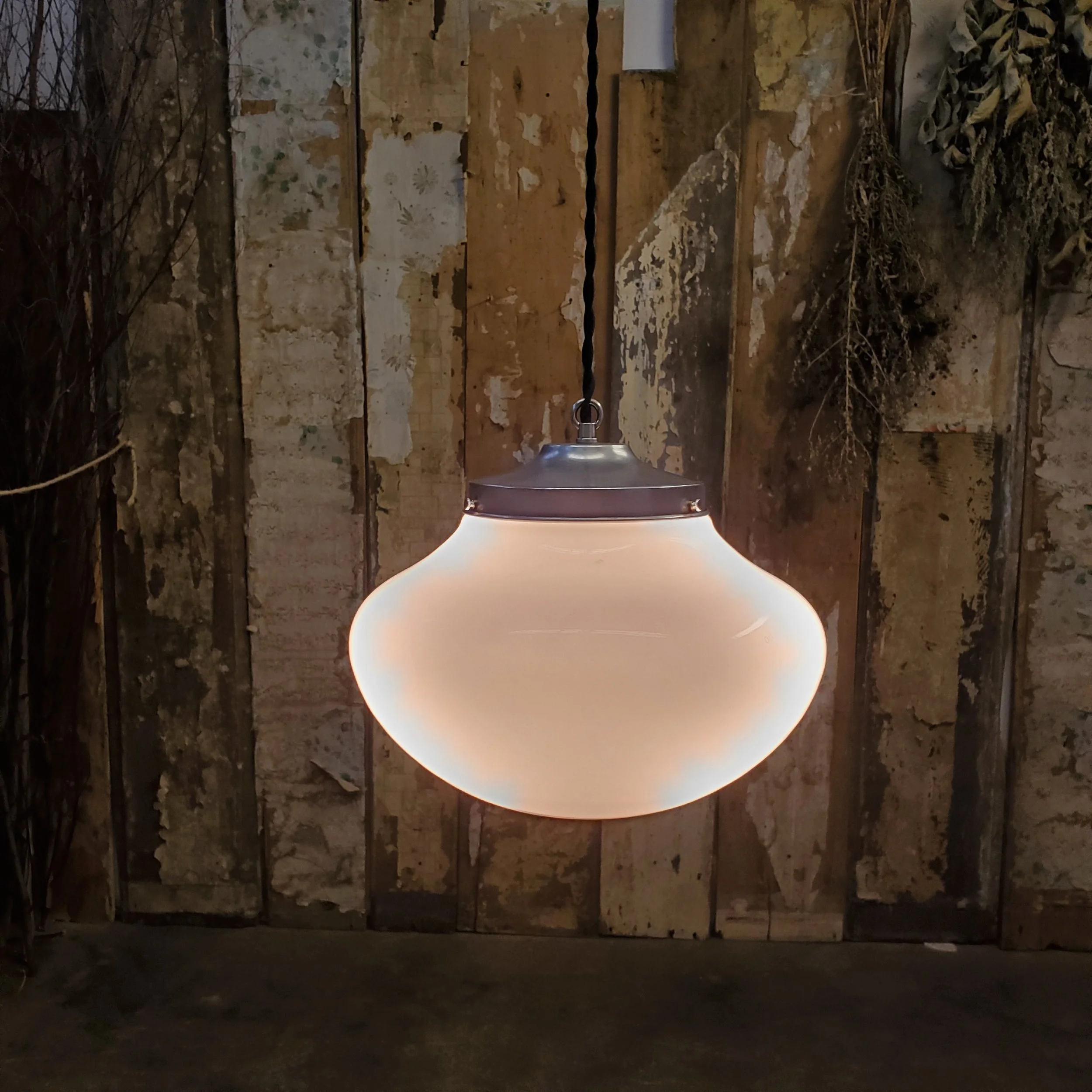 Suspension en verre opaline antique L 2809