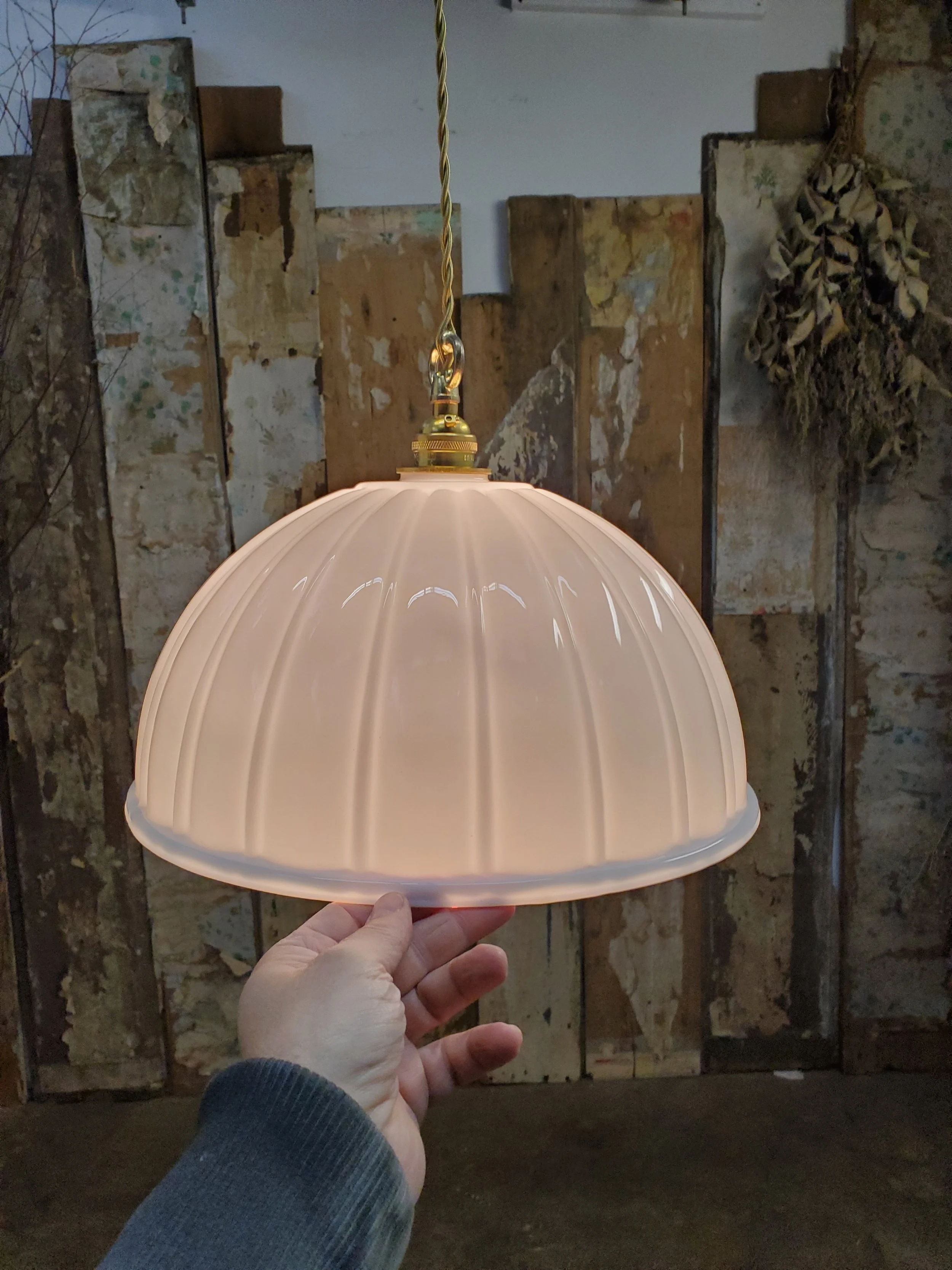 Suspension dôme en verre opaline antique L 3171