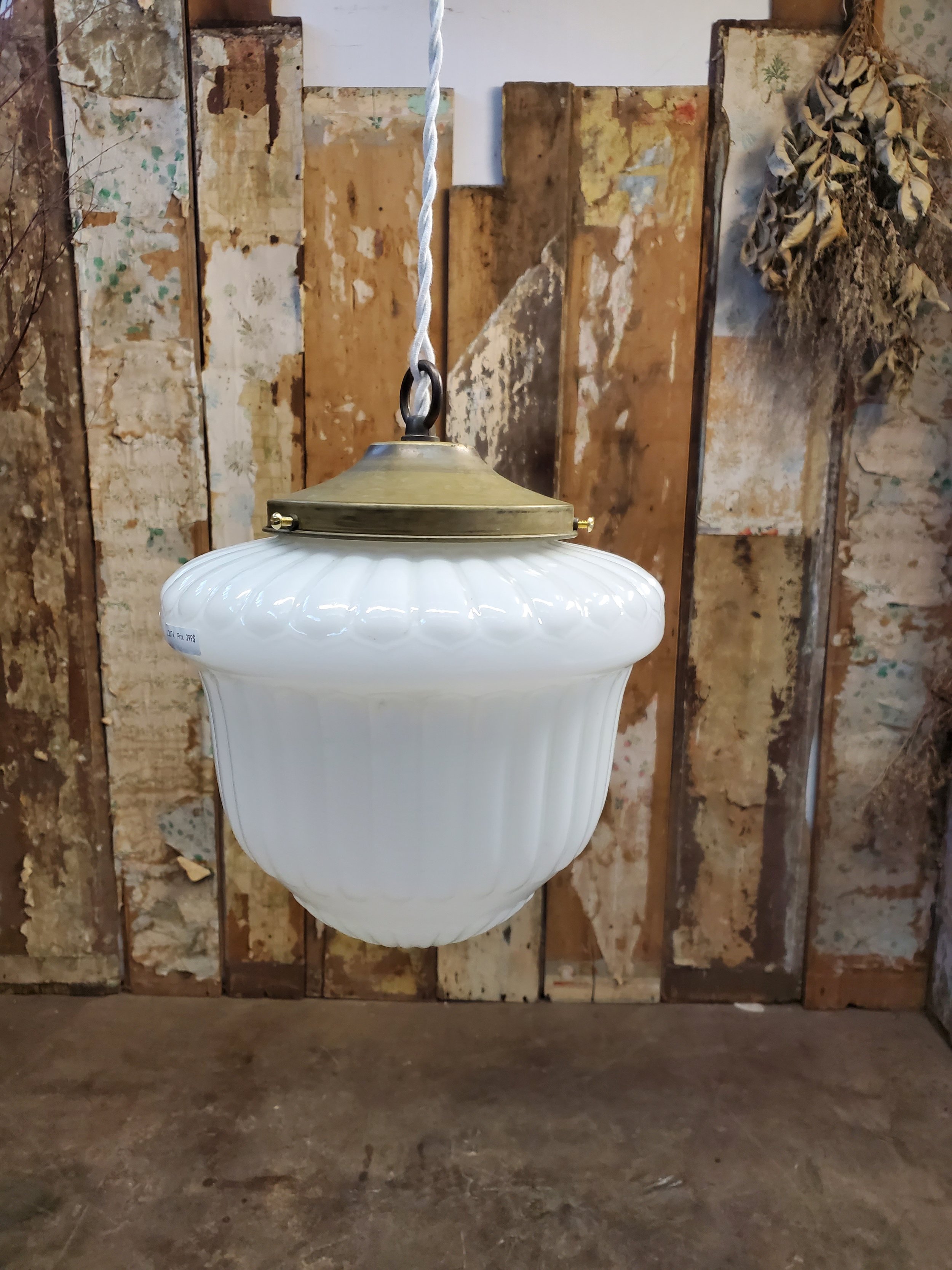 Suspension victorienne en verre opaline antique L 3074