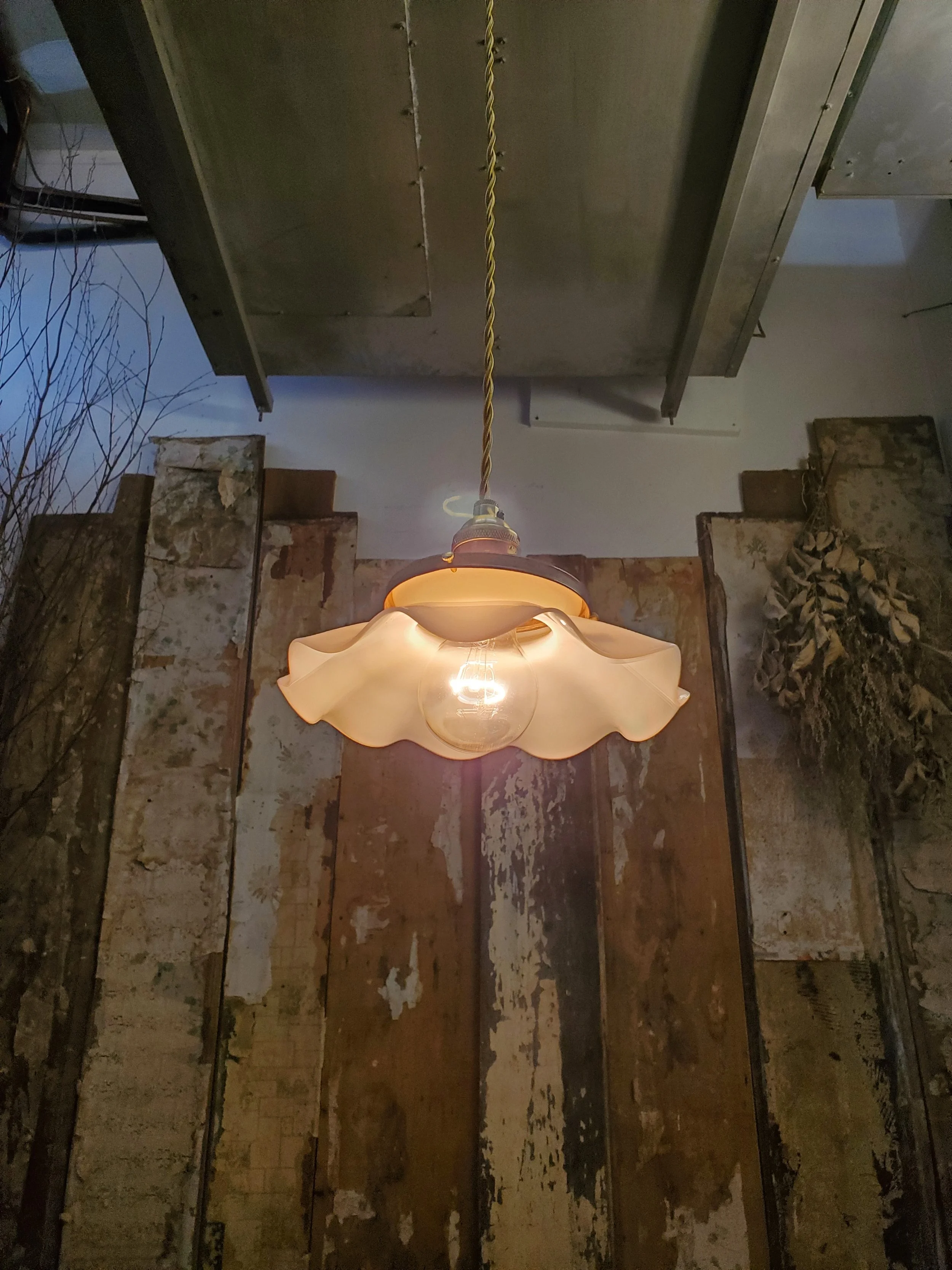 Suspension en verre opaline bords ondulés antique L 3209