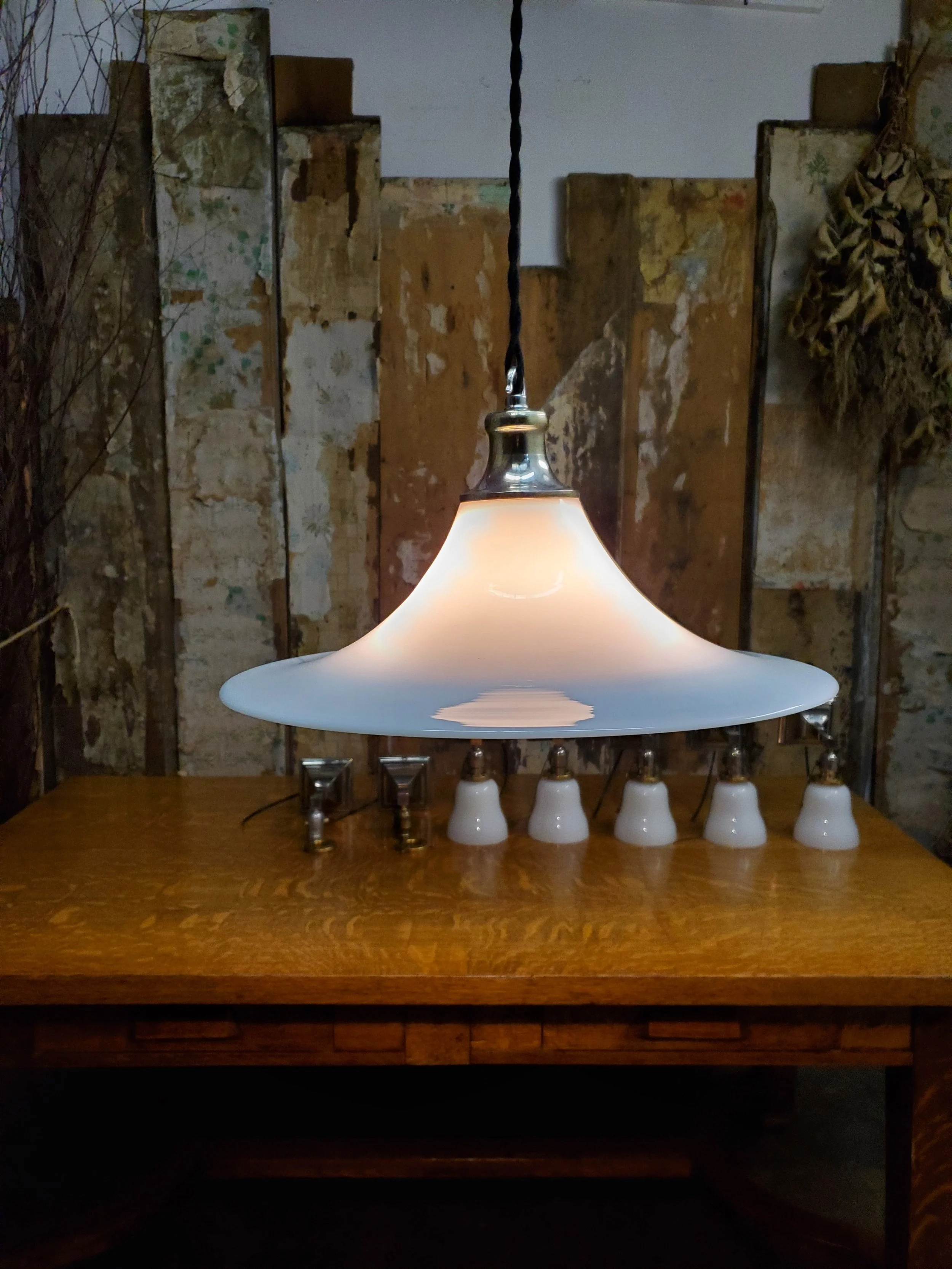 Suspension cône en verre opaline MCM vintage L 3050