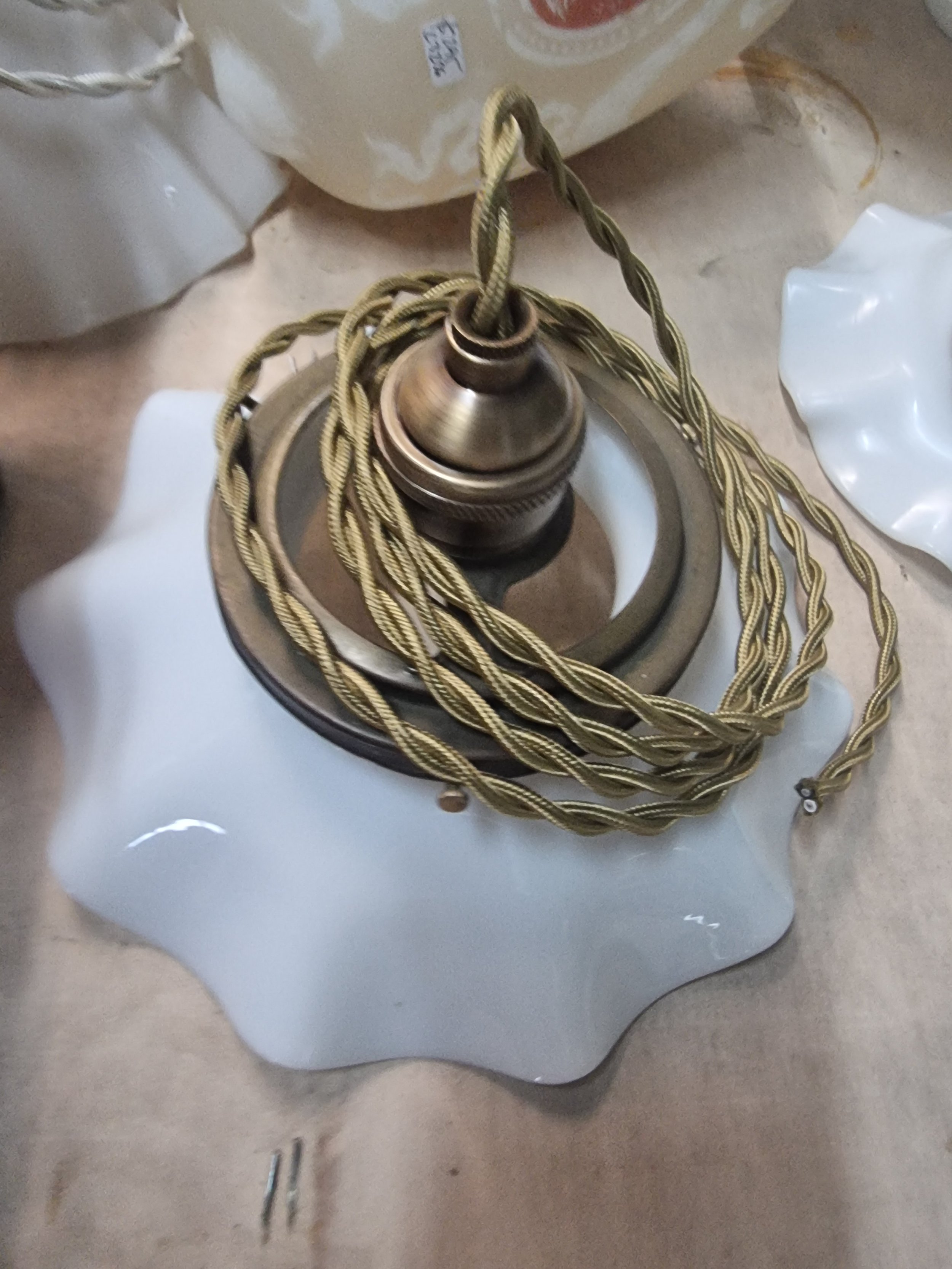 Suspension en verre opaline bords ondulés antique L 3209